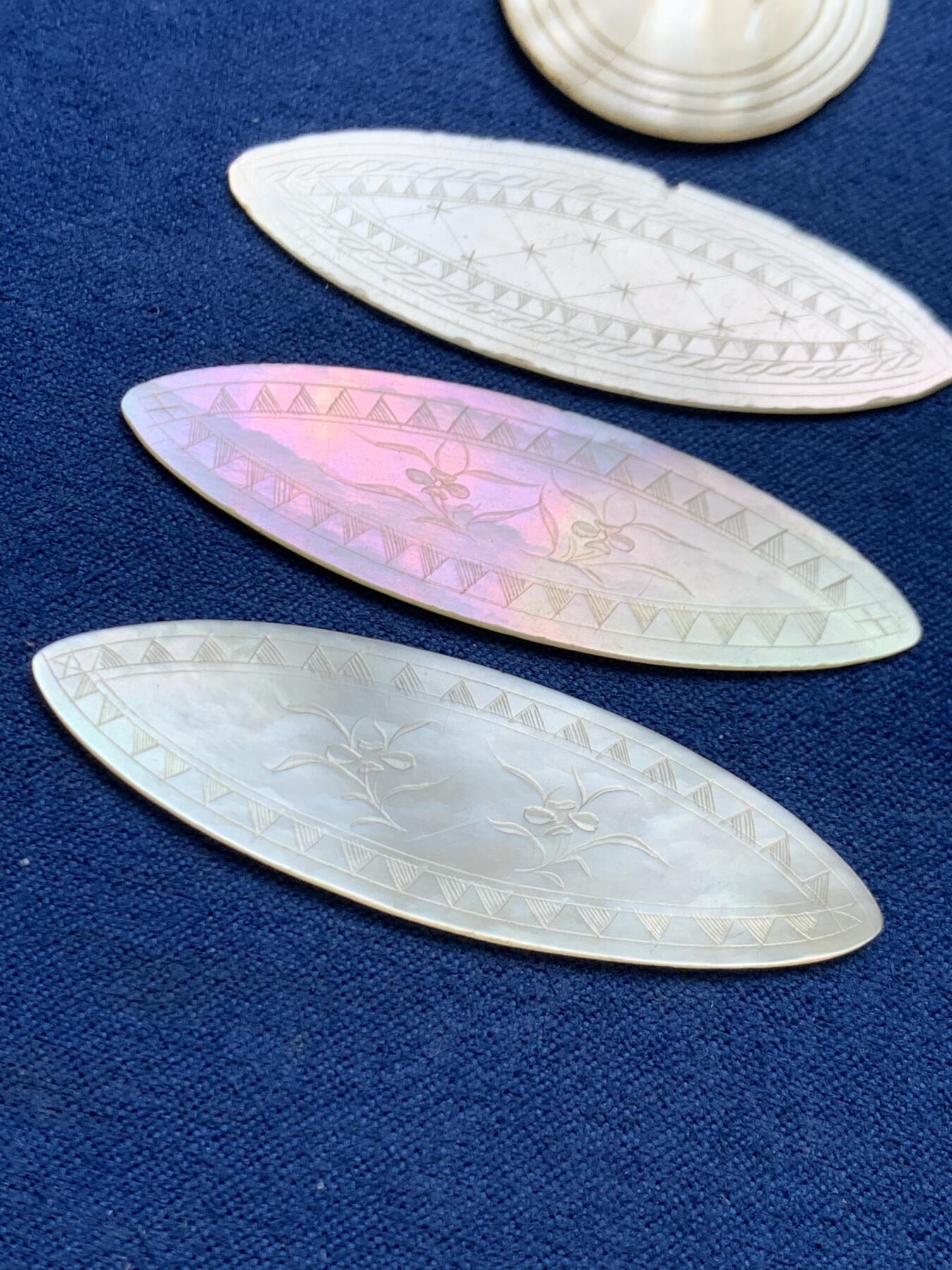 《竞宝斋》第468场 周日，周一 2场连拍 （全场包邮）欢迎送拍 四枚一组 英国一线回流清螺钿贝母筹码。菱形或椭圆形，手工精雕，莹光宝气。