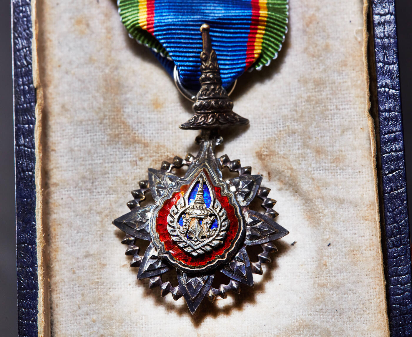 【俄甄集藏】2026年(049)03-18星期三 晚 19:30 全场包邮 泰国军官级王冠勋章，银质珐琅，带原盒，直径：32mm，重量约：16.6克，红色珐琅部分有局部开片