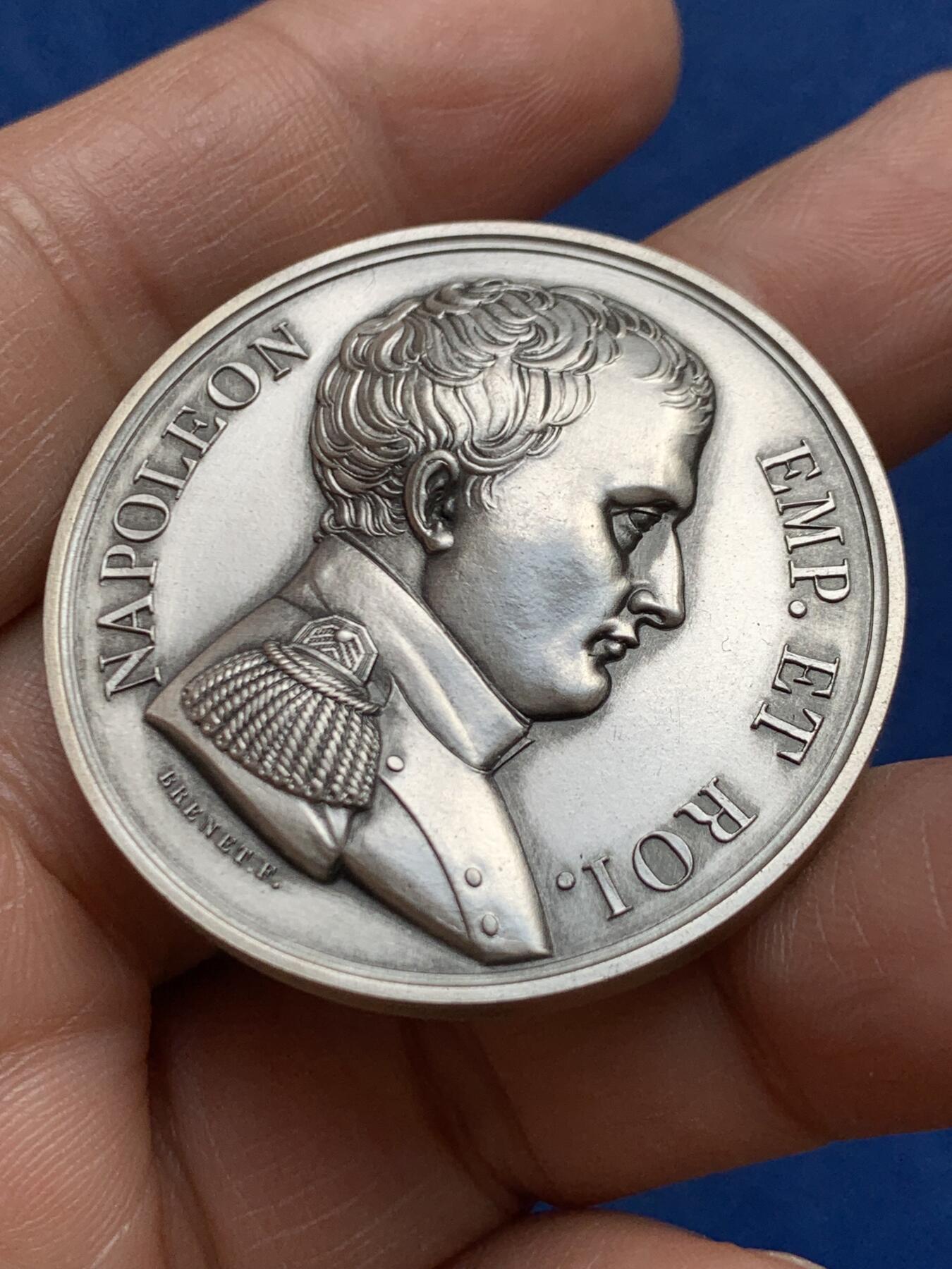 《竞宝斋》第468场 周日，周一 2场连拍 （全场包邮）欢迎送拍 拿破仑1815年在柏勒洛丰号战舰上向英国投降纪念银章，该银章为1969年后铸版本，少见品。直径：40.6mm，重：39.6g，丰饶角2银标