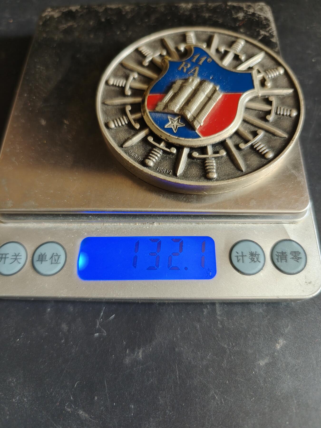 老王徽章第186期 法国第11炮兵团纪念章    原盒    内衬有损坏    直径66mm    重量132.1g