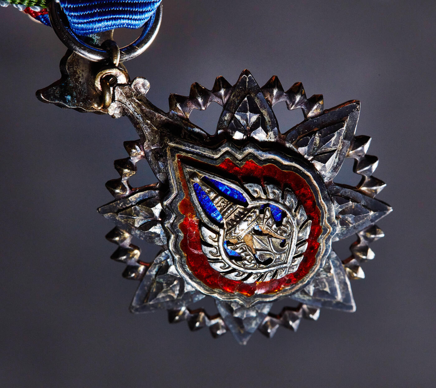 【俄甄集藏】2026年(049)03-18星期三 晚 19:30 全场包邮 泰国军官级王冠勋章，银质珐琅，带原盒，直径：32mm，重量约：16.6克，红色珐琅部分有局部开片