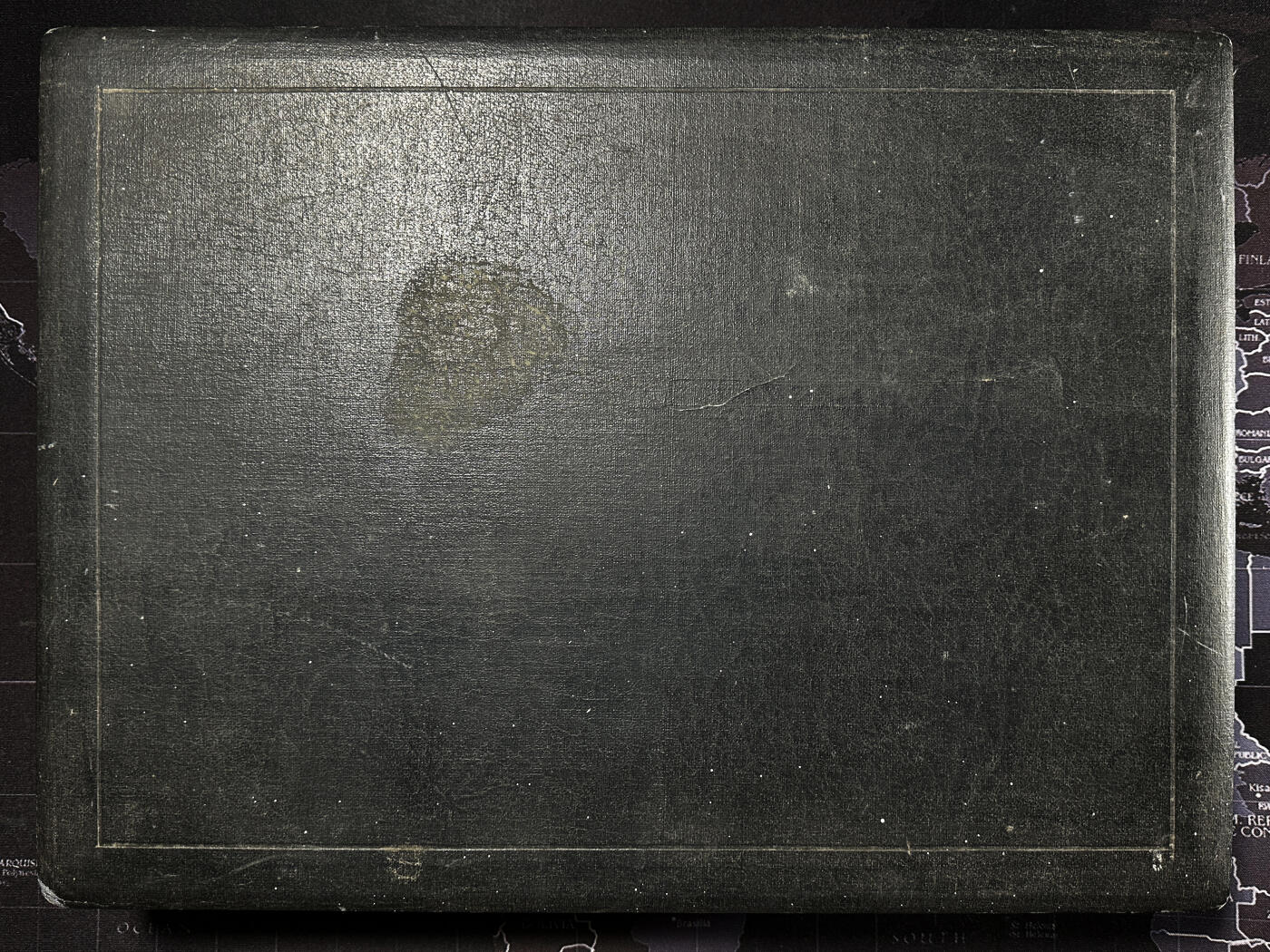 【俄甄集藏】2026年(049)03-18星期三 晚 19:30 全场包邮 日本大正时期奈良生駒製古董银质烟具一套，火柴壳长：57mm，宽：38mm，厚：20mm；烟灰缸长：97mm，宽：73mm，高：40mm；烟丝盒长：135mm，宽：98mm，高：40mm；置物盒长：72mm，宽：50mm，高：15mm，总重量：509.5克，925银