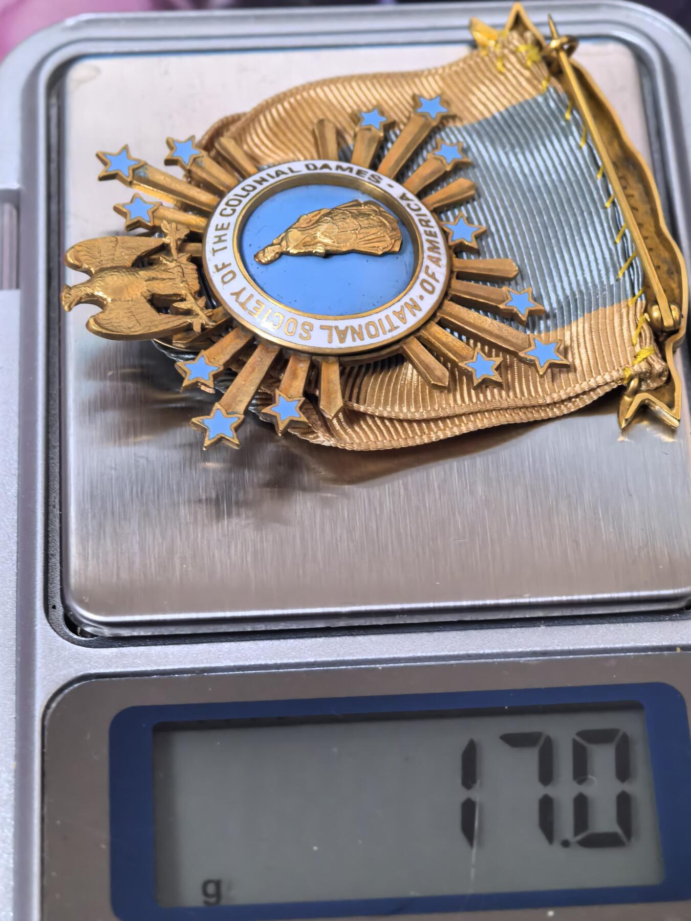 美德苏勋章奖章拍卖 本次各种都有 取消了保留价模式  德因原因只上2-3图 具体的想要的请联系我要完整图。都经过讨论未标明则全部是原品，保真 放心拍。3月4日晚上九点结束在麦稀奇 找不到的加我qq或者微信都是184277308备注苏章拍卖。 美国殖民贵妇人全国协会 新罕布什尔州 会员章 14k金 整体17克  背面有得主信息 感兴趣的可以查 肯定是知名人物 编号 1920年颁发 有14K金标识 制造商BB&B 专门制作高品质政府章 非常稀有 不是后期镀金版本