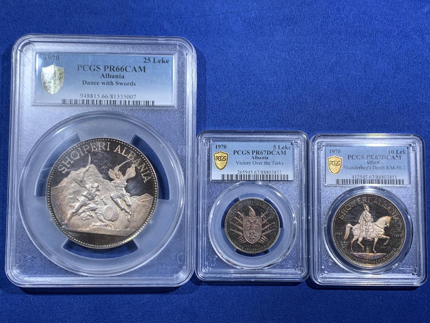《竞宝斋》第468场 周日，周一 2场连拍 （全场包邮）欢迎送拍 三枚一组 PCGS PR66/67DCAM  阿尔巴尼亚1970年精制银币一套，帶五彩包浆，面值为25列克、10列克、5列克，999纯银，共133克，发行量分别为500枚。