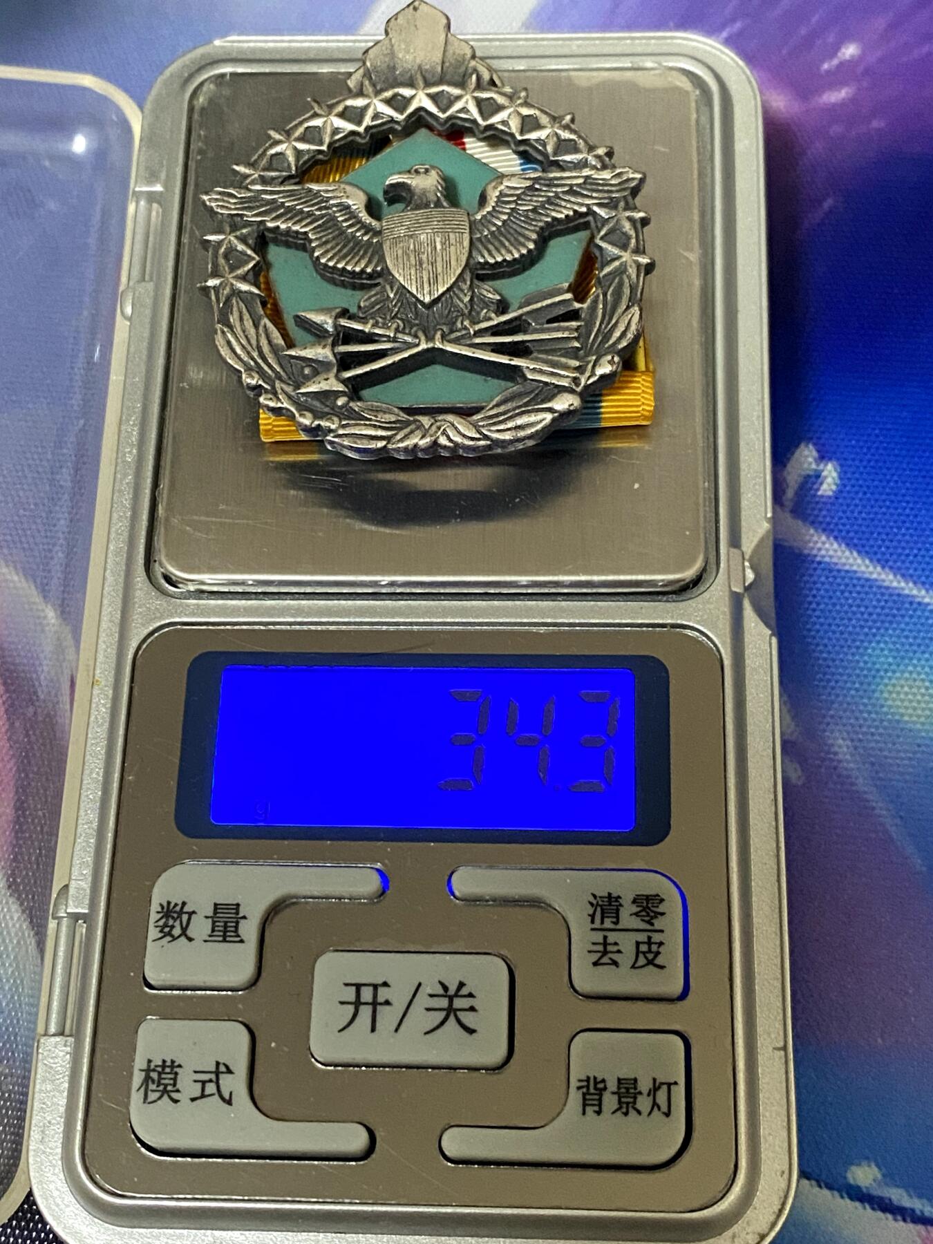 美德苏勋章奖章拍卖 本次各种都有 取消了保留价模式  德因原因只上2-3图 具体的想要的请联系我要完整图。都经过讨论未标明则全部是原品，保真 放心拍。3月4日晚上九点结束在麦稀奇 找不到的加我qq或者微信都是184277308备注苏章拍卖。 美国国防部优异服役勋章 配件齐全（Defense Superior Service Medal, DSSM）带原盒 非常稀有 为早期银质 