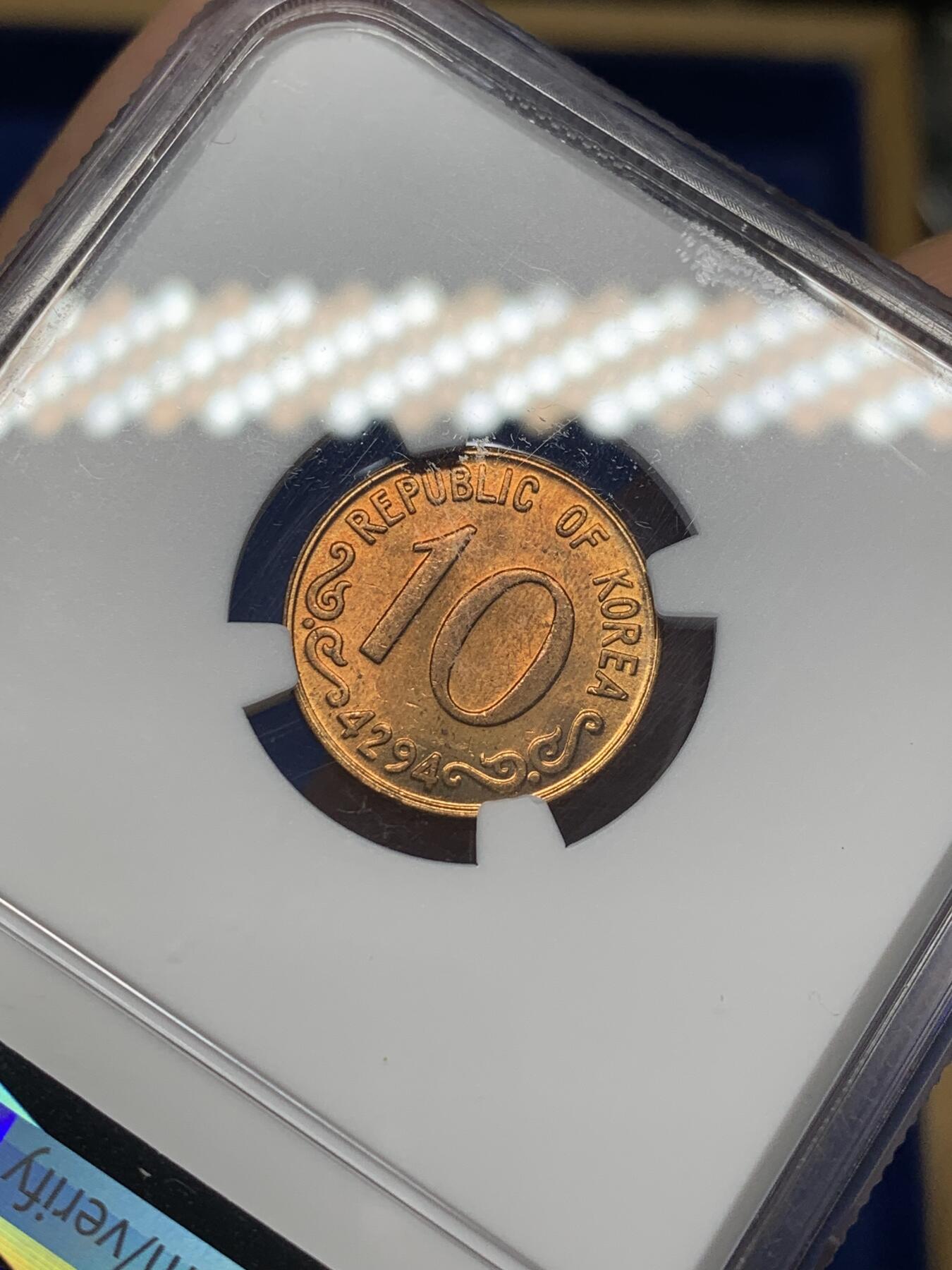 《竞宝斋》第468场 周日，周一 2场连拍 （全场包邮）欢迎送拍 NGC MS64RB 韩国 1961年（高丽历4294） 开国第一版 10元韩国国花木槿花