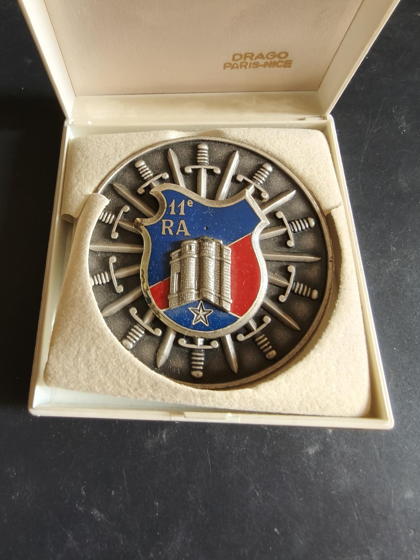 老王徽章第186期 法国第11炮兵团纪念章    原盒    内衬有损坏    直径66mm    重量132.1g