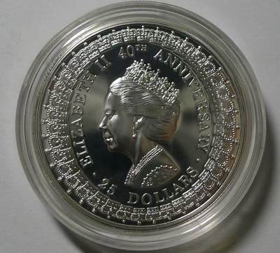 【礼羽收藏】🌏世界钱币拍卖127期 - 澳大利亚1992年伊丽莎白二世40周年执政25元精制纪念银币UNC，直径38.9mm，重33.63克，925银，发行量23633枚。PROOF精制币，币面清爽干净又舒适，转光强烈细节优秀，状态极佳。