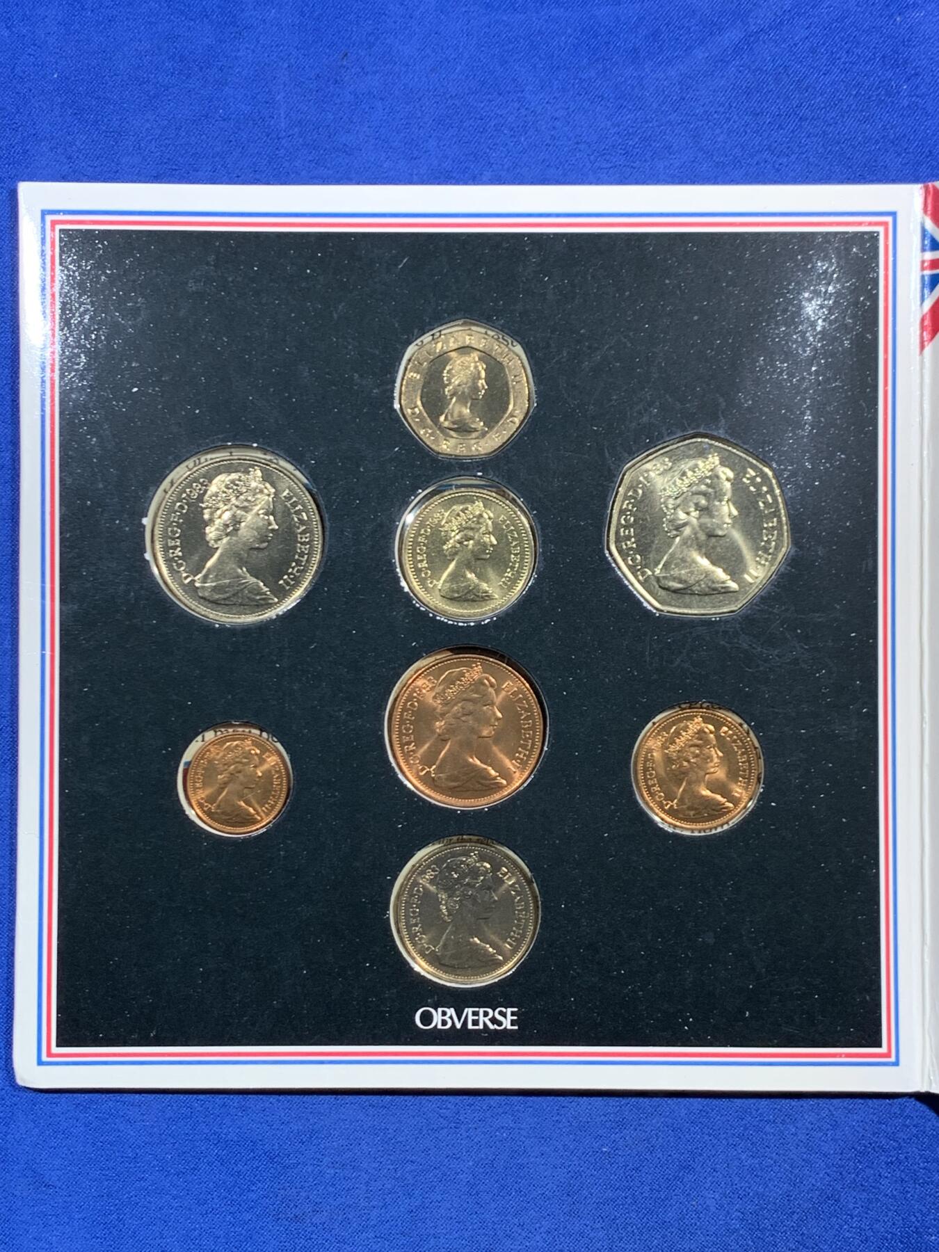 《竞宝斋》第468场 周日，周一 2场连拍 （全场包邮）欢迎送拍 两套一组 英国1983年套币册 新1镑发行首年 精美纹章盾徽漂亮 1/2便士的最后几年 册证齐全 ，外加维多利亚一组。