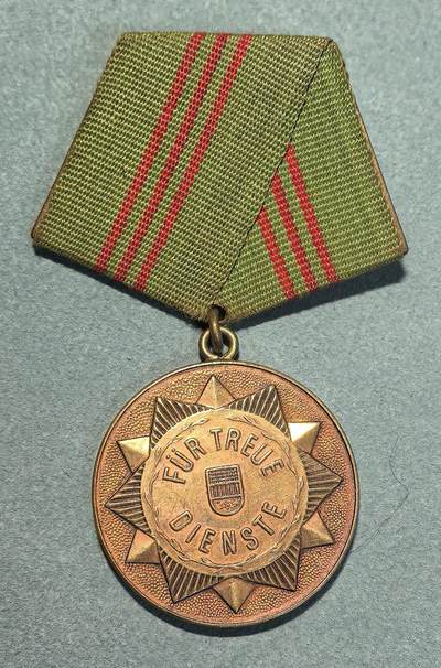 盛世勋华——号角文化勋章邮票专场拍卖第308期 - 东德铜级内务部忠诚服役奖章 早期版