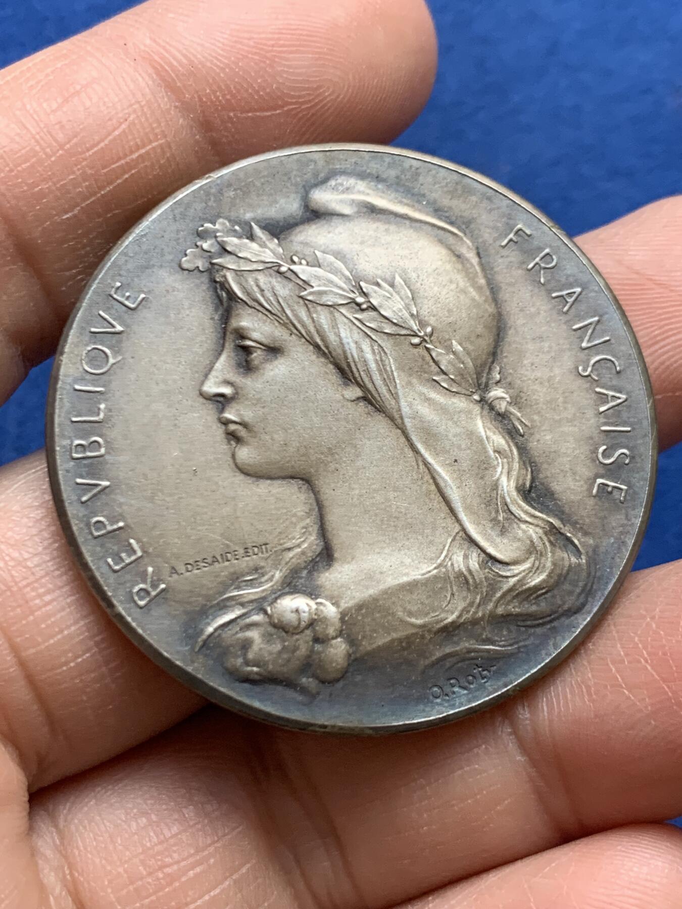 《竞宝斋》第468场 周日，周一 2场连拍 （全场包邮）欢迎送拍 罗蒂作品 法国科技促进会镀银铜章 31.7克 41.5mm 三角铜标 带盒