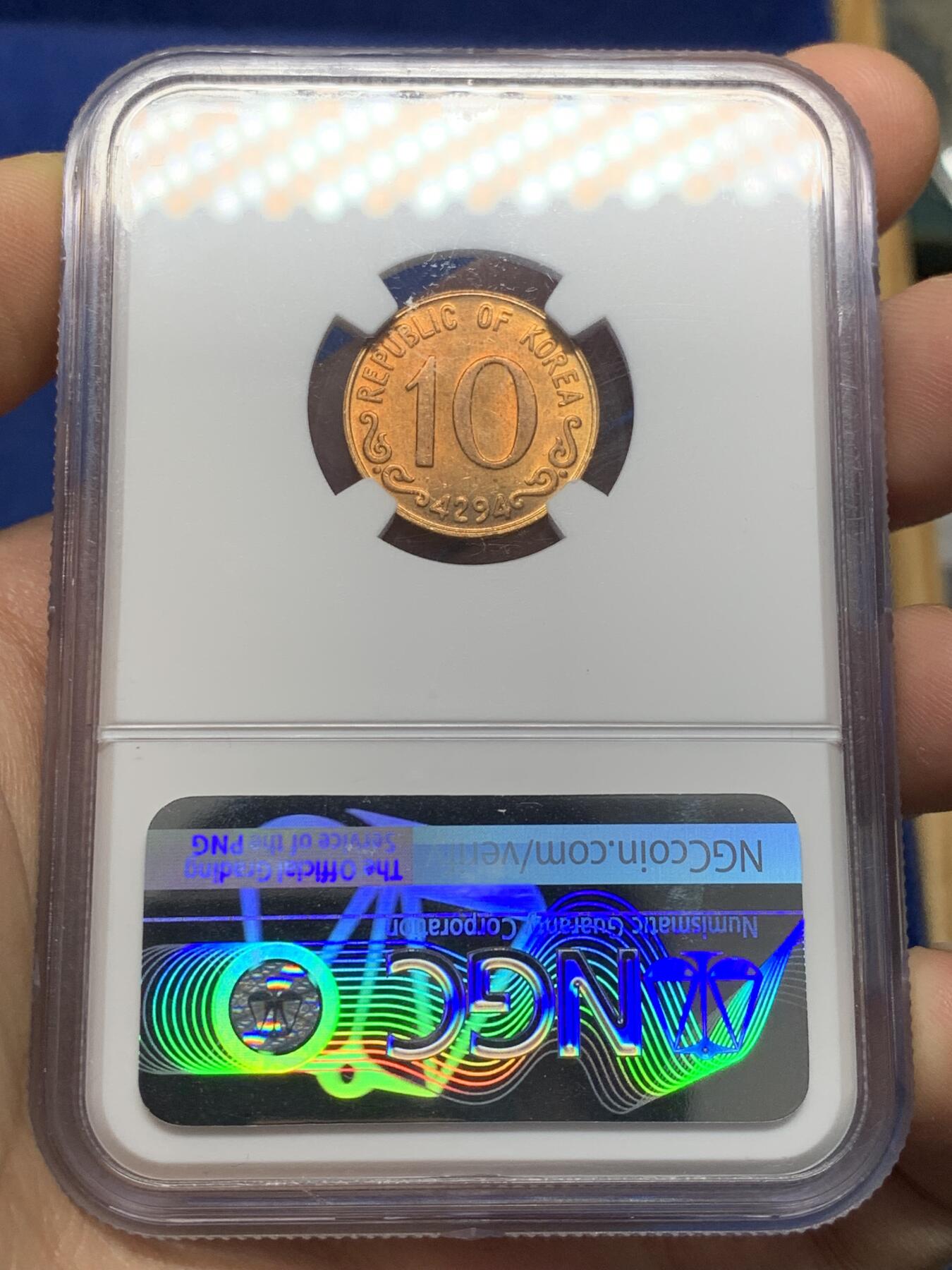 《竞宝斋》第468场 周日，周一 2场连拍 （全场包邮）欢迎送拍 NGC MS64RB 韩国 1961年（高丽历4294） 开国第一版 10元韩国国花木槿花