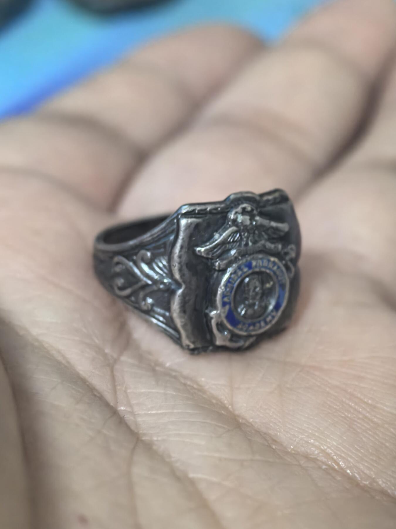 美德苏勋章奖章拍卖 本次各种都有 取消了保留价模式  德因原因只上2-3图 具体的想要的请联系我要完整图。都经过讨论未标明则全部是原品，保真 放心拍。3月4日晚上九点结束在麦稀奇 找不到的加我qq或者微信都是184277308备注苏章拍卖。 美国二战时期法拉古特舰队上将学院 纯银戒指 美国唯一一所荣誉海军学院 二战军版原品 非常稀有 内部有纯银标识