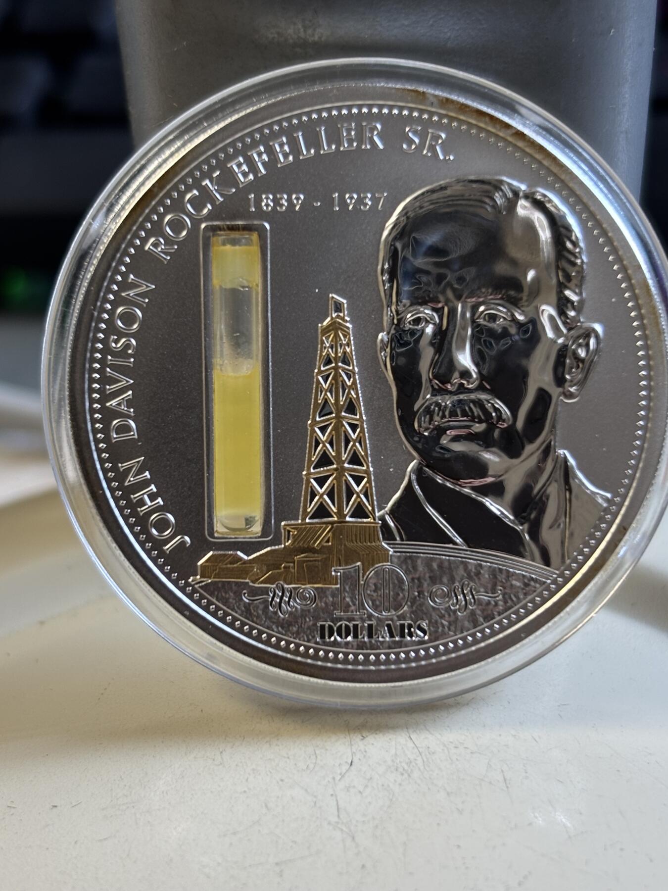 第193期拍卖 库克2009年金融大亨约翰洛克菲勒镶嵌石油纪念银币，999银，塑料盒有破