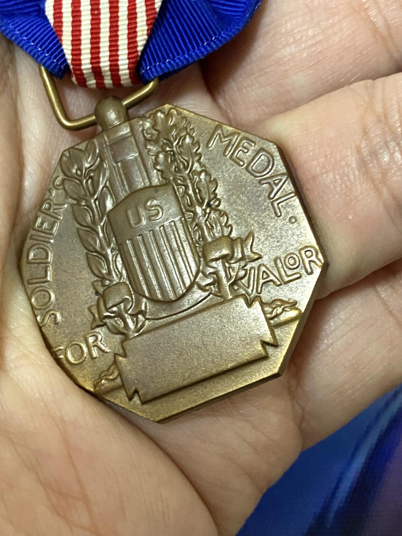 美德苏勋章奖章拍卖 本次各种都有 取消了保留价模式  德因原因只上2-3图 具体的想要的请联系我要完整图。都经过讨论未标明则全部是原品，保真 放心拍。3月4日晚上九点结束在麦稀奇 找不到的加我qq或者微信都是184277308备注苏章拍卖。