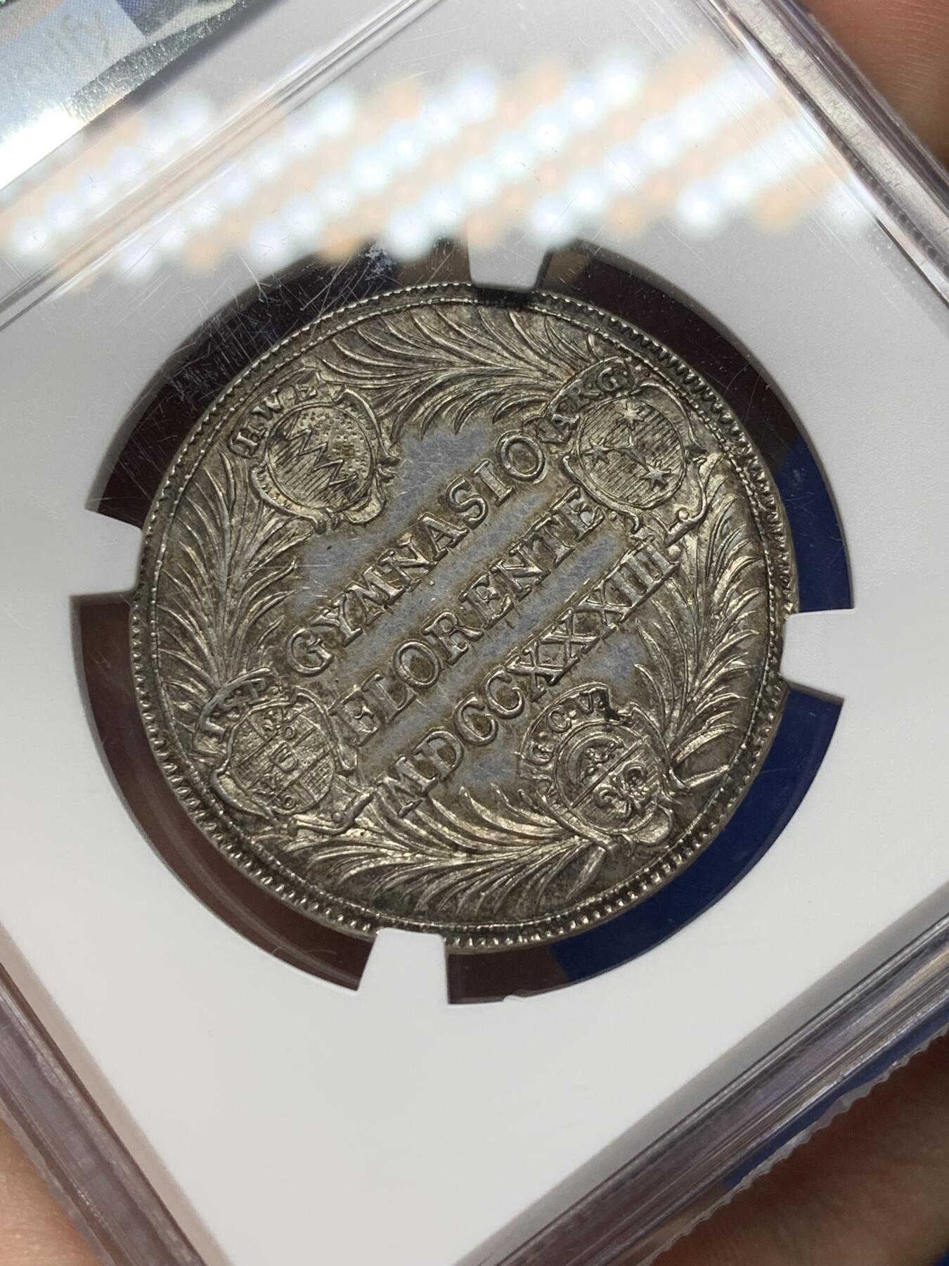 《竞宝斋》第468场 周日，周一 2场连拍 （全场包邮）欢迎送拍 NGC MS64 德国1733年纽伦堡花卉与盾徽银章，非常稀少的早期德系银章，极尽繁复华丽，工艺惊人，盾徽与花草的细节纤毫毕现。在半机制币的时代堪称天花板级别的炫技之作