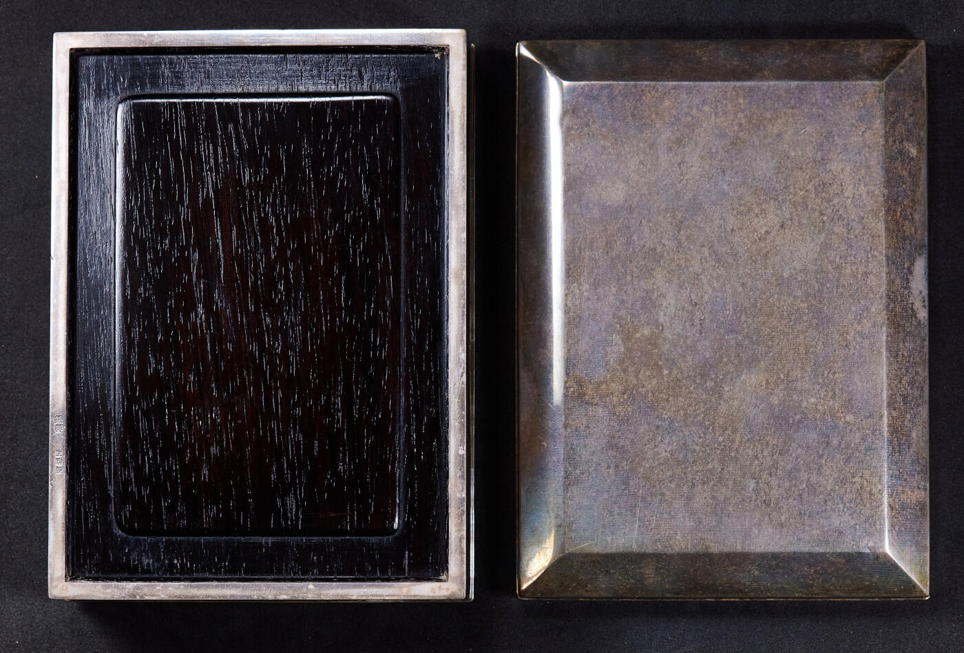 【俄甄集藏】2026年(049)03-18星期三 晚 19:30 全场包邮 日本大正时期奈良生駒製古董银质烟具一套，火柴壳长：57mm，宽：38mm，厚：20mm；烟灰缸长：97mm，宽：73mm，高：40mm；烟丝盒长：135mm，宽：98mm，高：40mm；置物盒长：72mm，宽：50mm，高：15mm，总重量：509.5克，925银