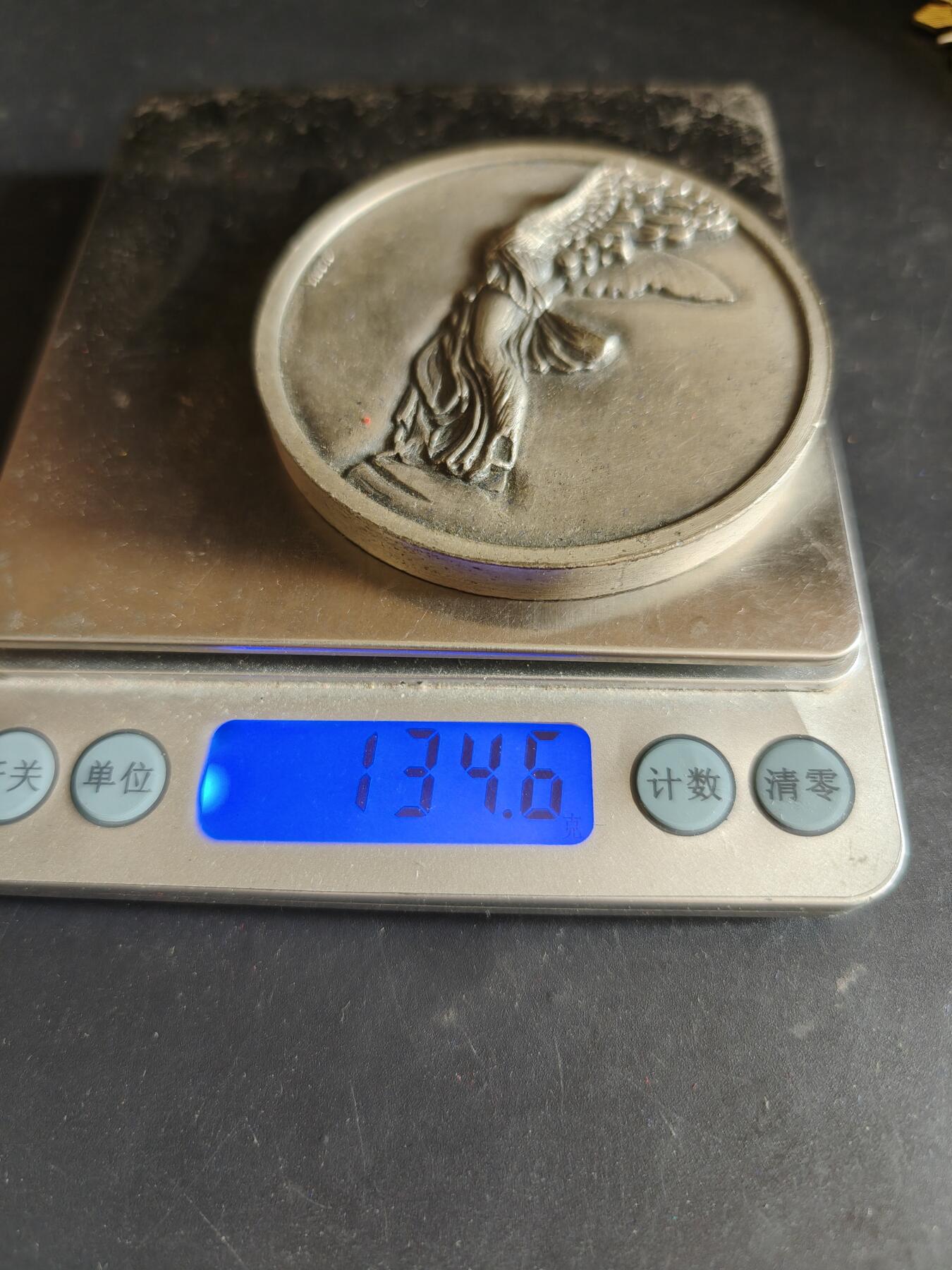 老王徽章第186期 法国1982年奥恩省蓬杜伊苹果博览会纪念章     原盒，盒子背面有损    正面为古希腊胜利女神    直径68mm    重量134.6g 