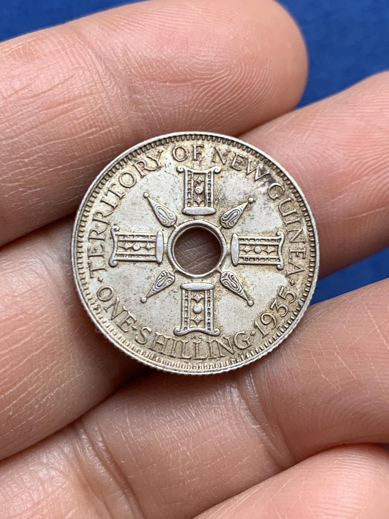 《竞宝斋》第468场 周日，周一 2场连拍 （全场包邮）欢迎送拍 英属新几内亚1935年1先令银币，925银，5.38克，包浆状态不错