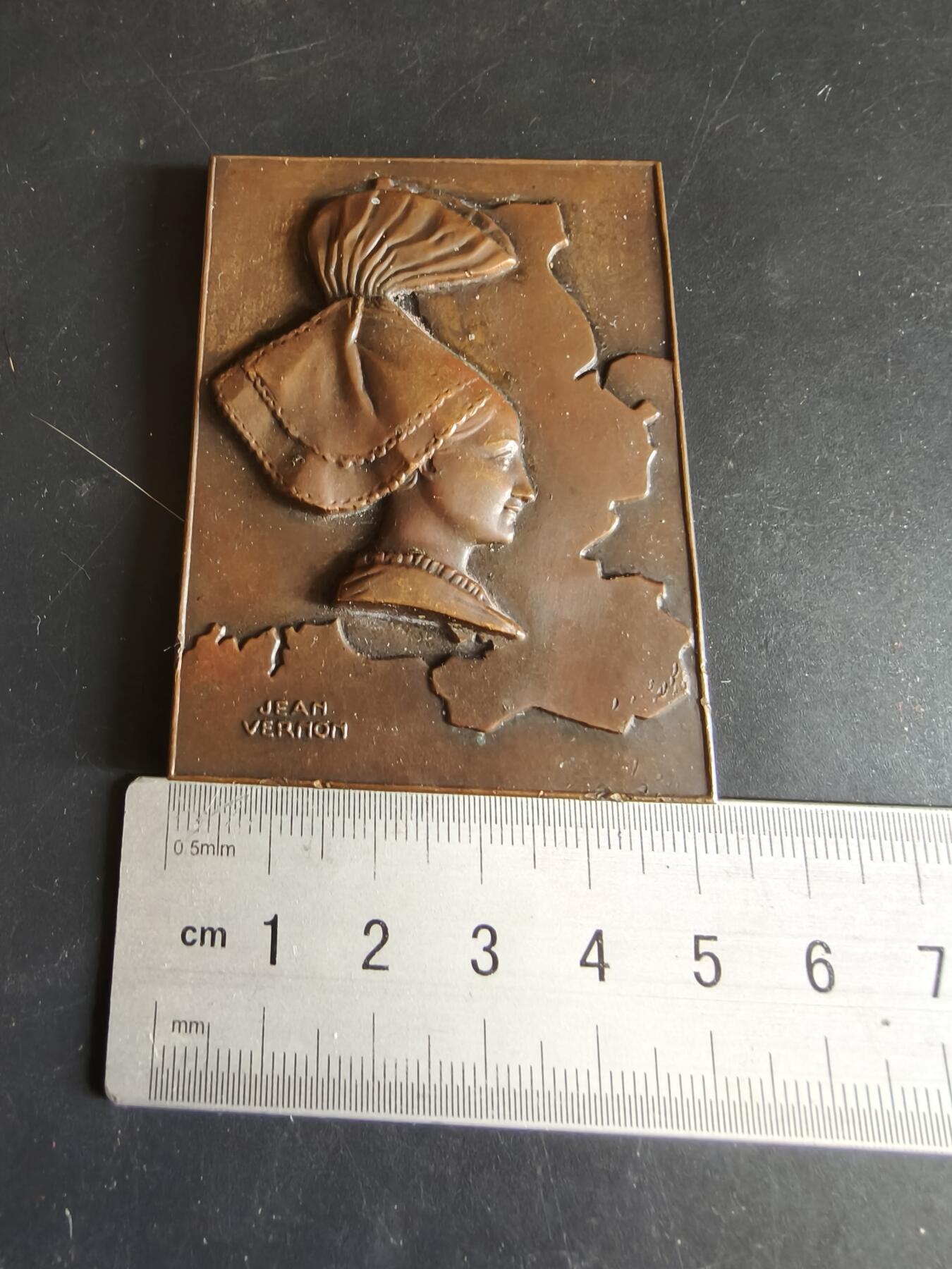 老王徽章第186期 法国《瑟堡新闻报》方形大铜章     高浮雕    大师维农作品     该报纸被誉为“解放后的法国第一日报”      尺寸50×66mm     重量116.1g