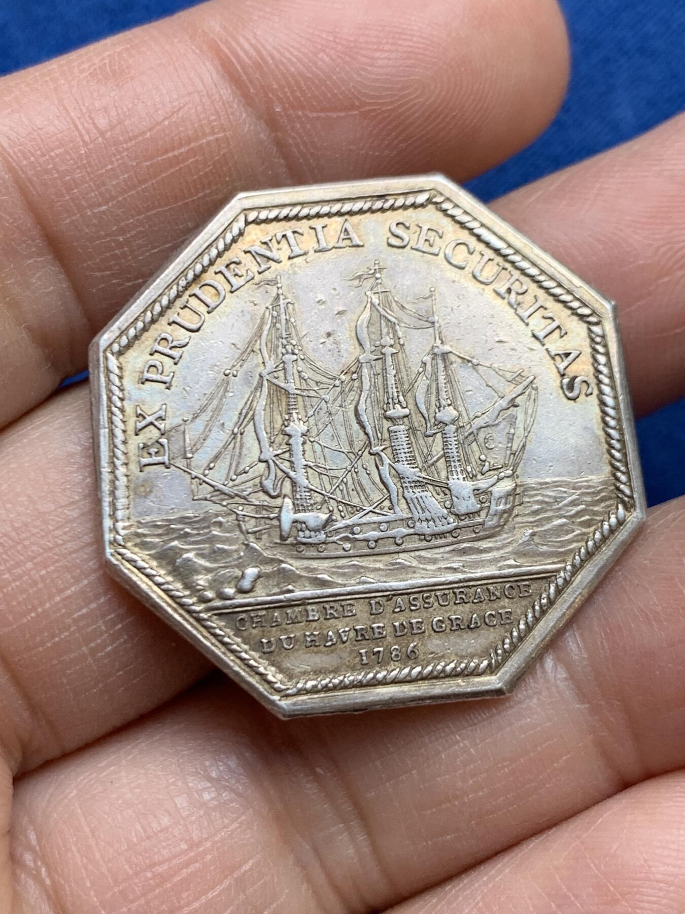 《竞宝斋》第468场 周日，周一 2场连拍 （全场包邮）欢迎送拍 法国勒阿弗尔海上保险公司八角银质代币，路易十六头像，14.30g，32.7mm，早期无边铭  非常少见的品种