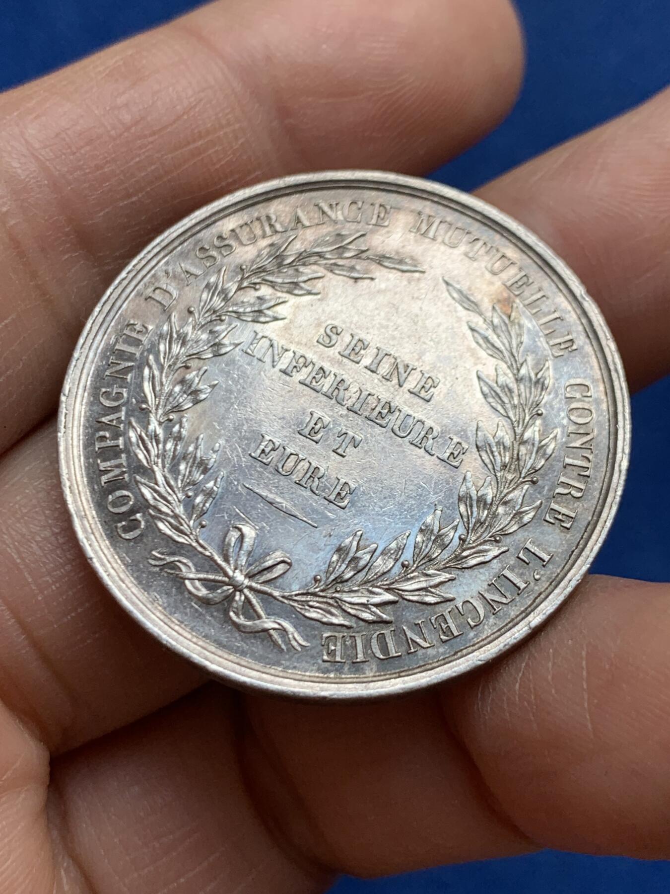 《竞宝斋》第468场 周日，周一 2场连拍 （全场包邮）欢迎送拍 法国塞纳火灾互助保险，浴火凤凰圆形少见款，直径：34.6mm，重：17.7g，蜜蜂银标边铭。