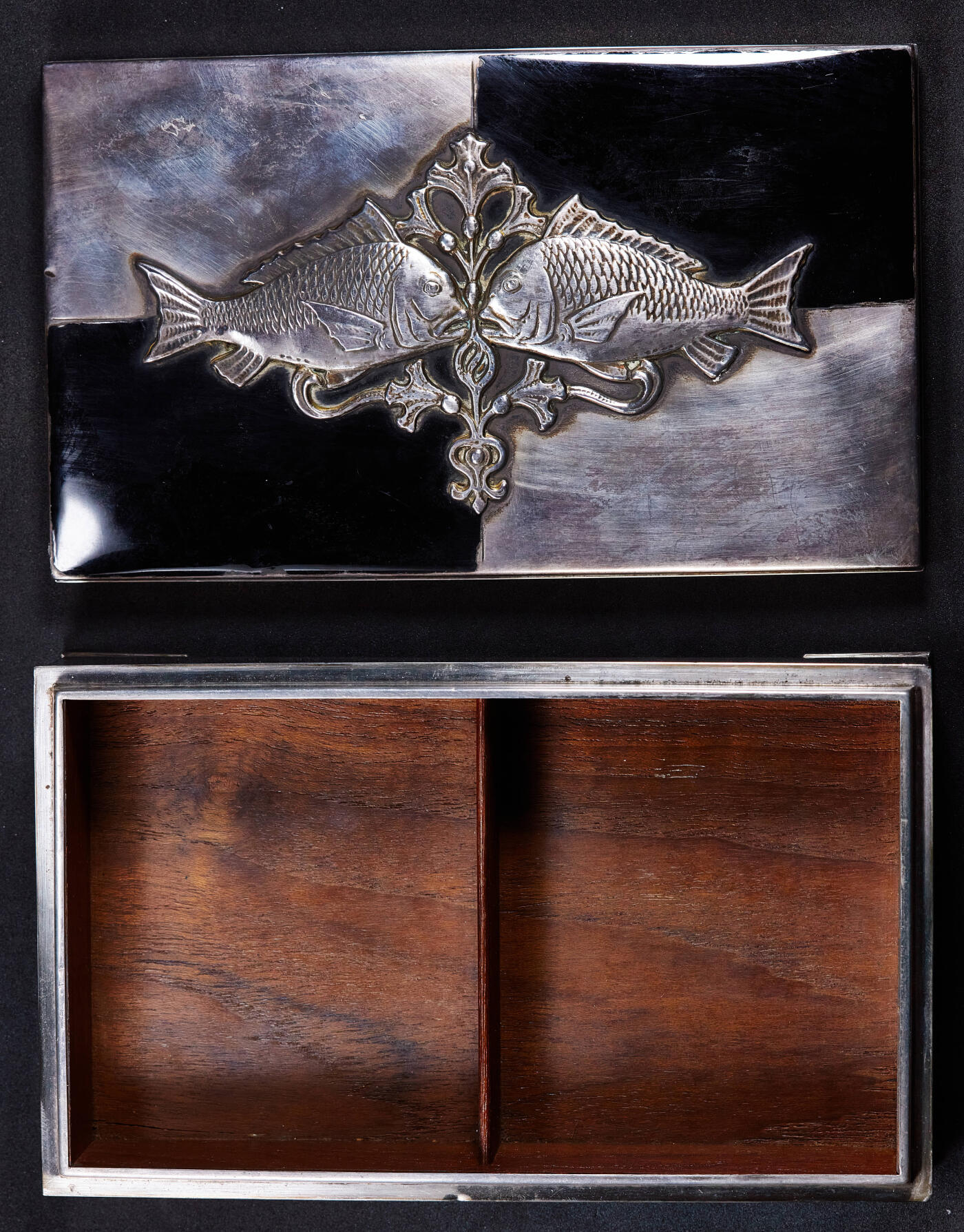 【俄甄集藏】2026年(049)03-18星期三 晚 19:30 全场包邮 日本大正时期银质镶嵌古董烟丝盒，名家宫本作品，长：165mm，宽：100mm，高：43mm，重量：418.4克，925银