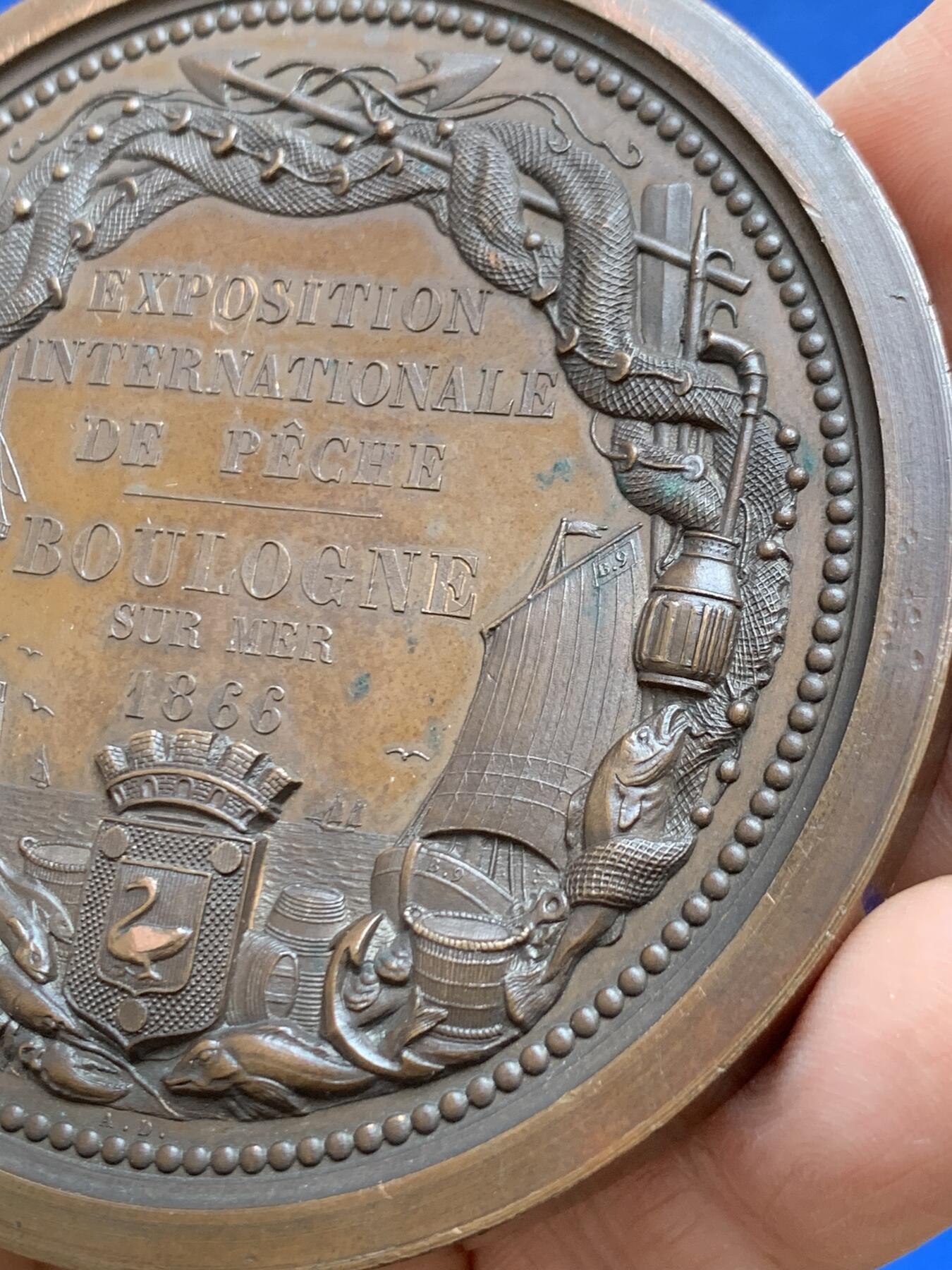 《竞宝斋》第468场 周日，周一 2场连拍 （全场包邮）欢迎送拍 1866年法兰西第二帝国滨海布洛涅国际渔业博览会纪念大铜章 254.1克 81mm 蜜蜂铜 原铸章 作者阿尔菲·杜布瓦，此枚以渔业为主题的奖章极为罕见。高品好细节，双面超高浮雕。