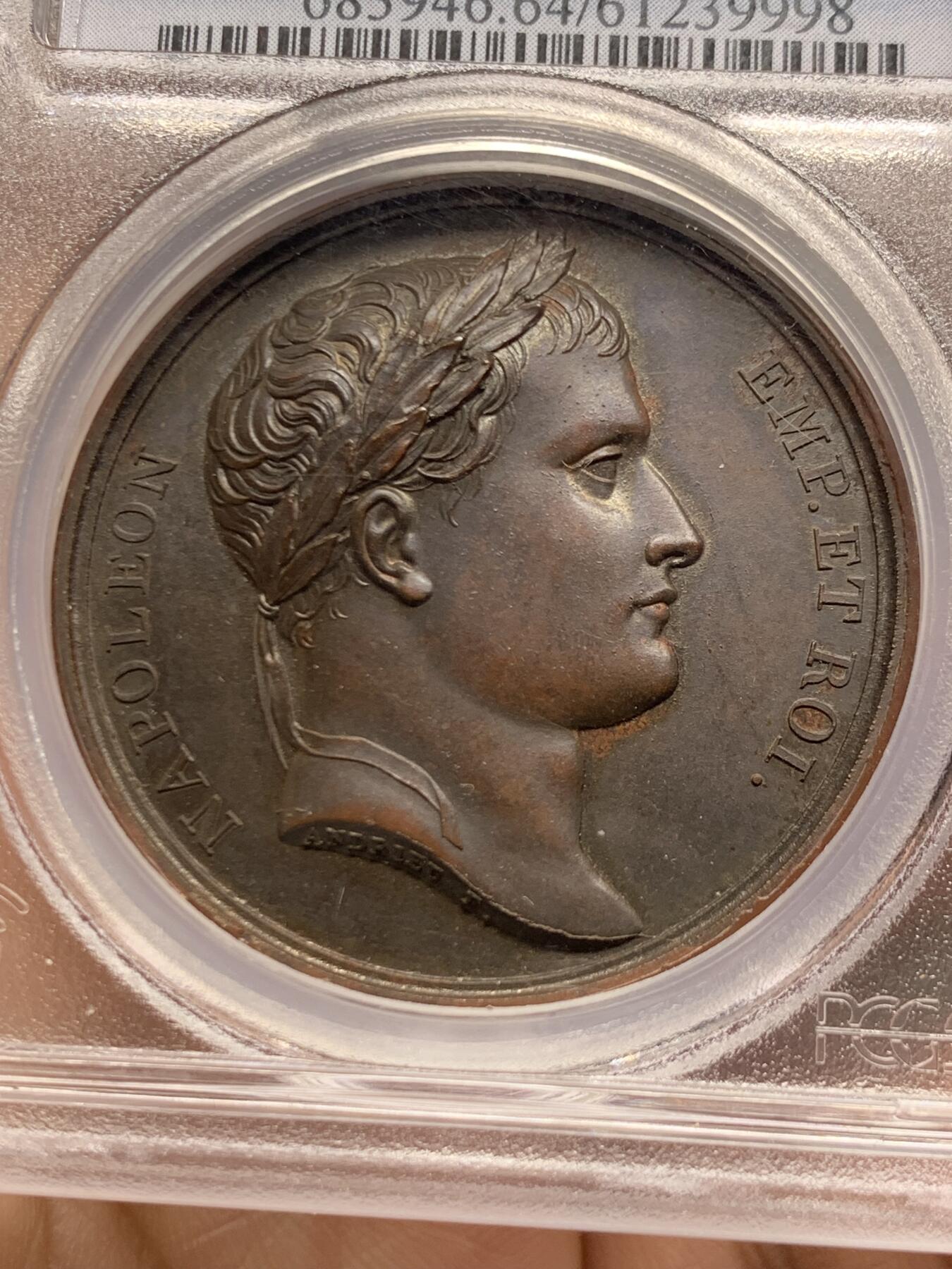 《竞宝斋》第468场 周日，周一 2场连拍 （全场包邮）欢迎送拍 亚军分 PCGS SP64 亚军分  法国1809 拿破仑一世法兰西帝国兼并罗马原铸铜章 巴黎造币厂 巧克力包浆 台伯河之神倚靠着双耳壶流淌出河水，右手握船桨，左臂握着丰饶角，脚下是罗马象征的母狼与双胞胎 ，背景山丘上有朱庇特神庙，帝国之鹰紧紧攥着闪电权杖盘旋于上空，1809年不可一世的拿皇兼并了教皇国的领土，囚禁了教皇庇护七世，仅一枚65更高分 加厚盒装