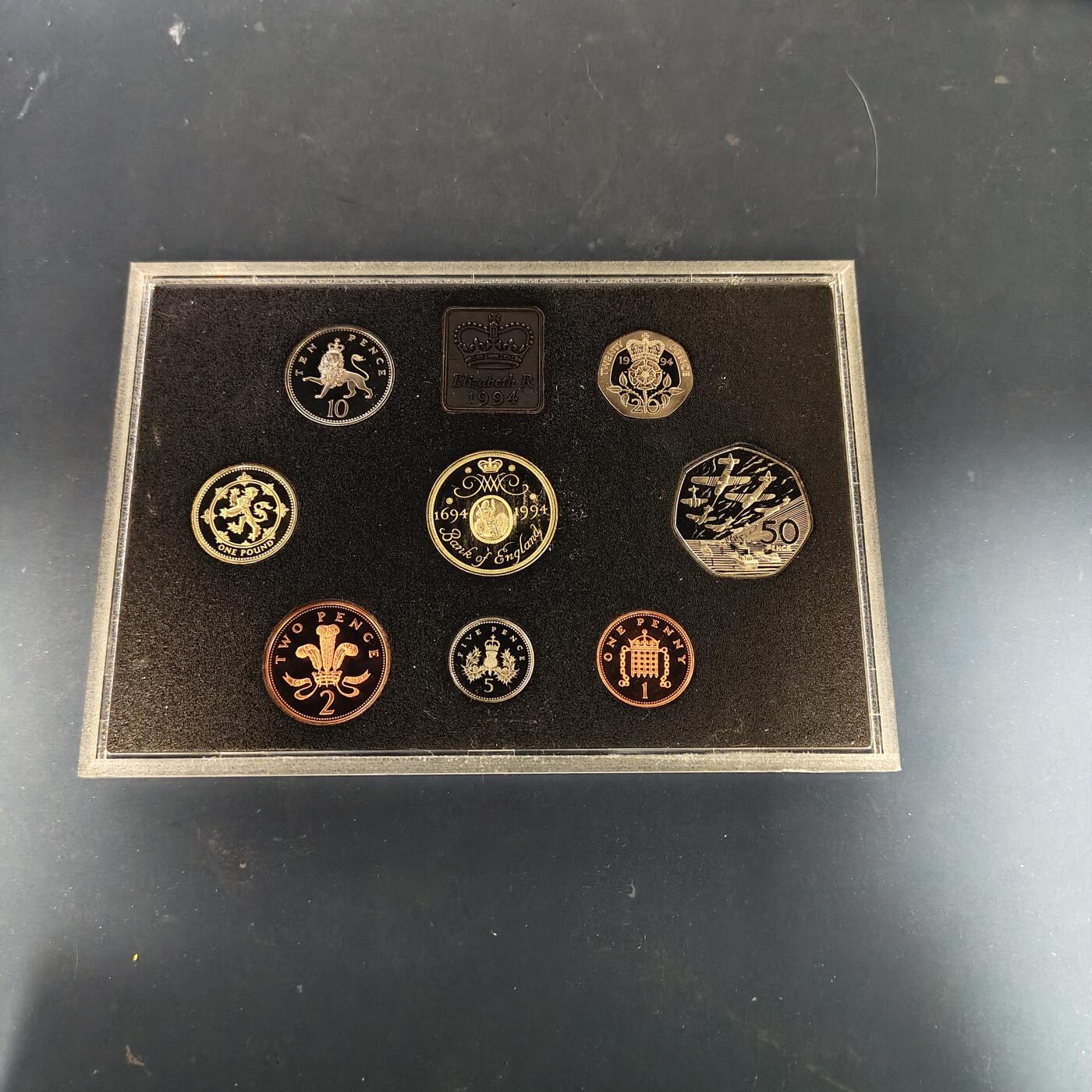 【全场包邮】纯粹捡漏拍511场 英国1994年官方精制套币-塑盒带证书-含2镑英格兰银行300周年+1镑苏格兰狮徽+50便士D-DAY五十周年（获奖币）精制纪念币