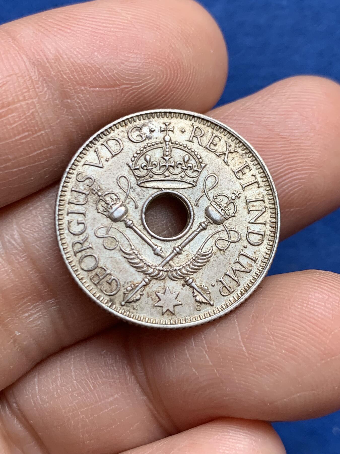 《竞宝斋》第468场 周日，周一 2场连拍 （全场包邮）欢迎送拍 英属新几内亚1935年1先令银币，925银，5.38克，包浆状态不错