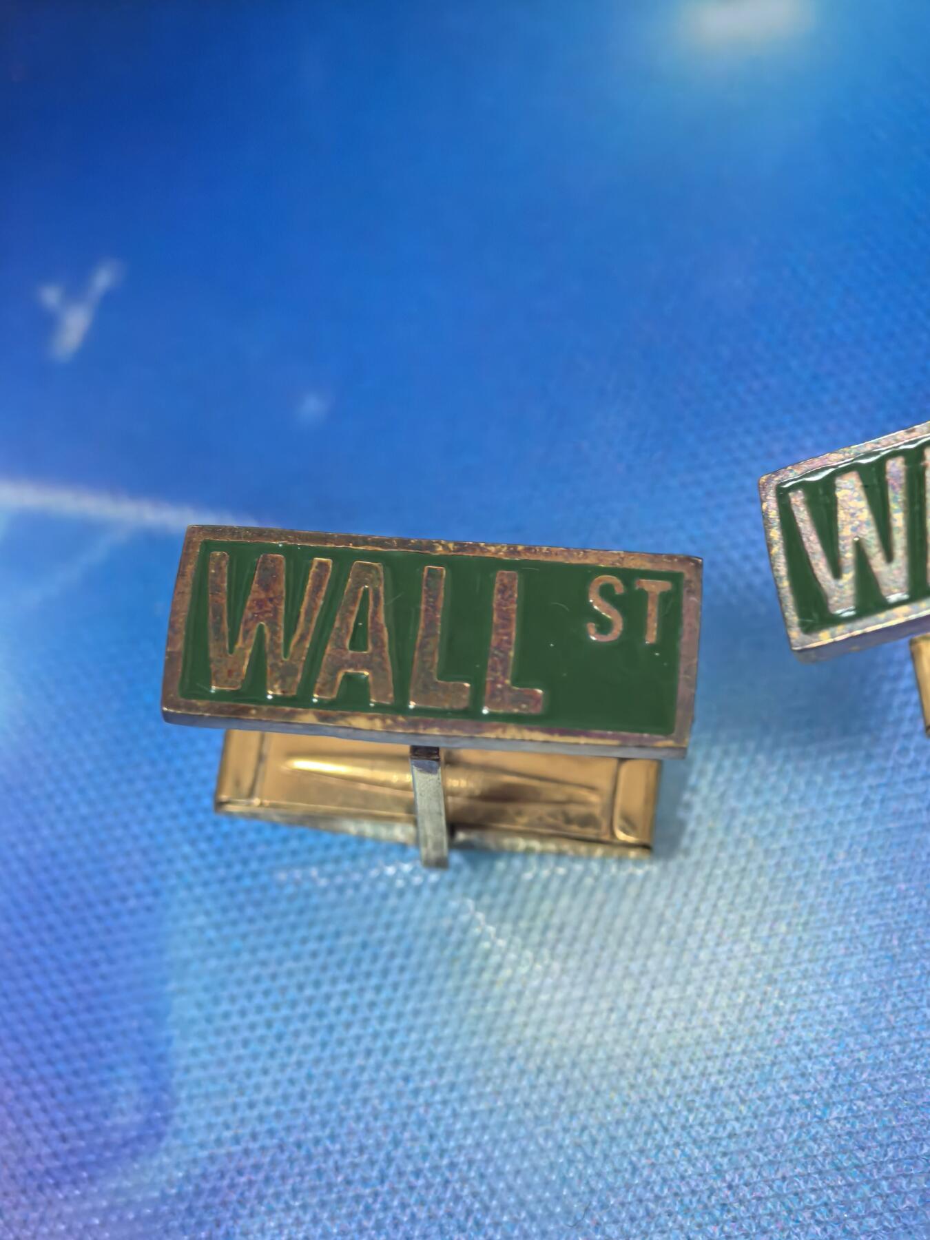 美德苏勋章奖章拍卖 本次各种都有 取消了保留价模式  德因原因只上2-3图 具体的想要的请联系我要完整图。都经过讨论未标明则全部是原品，保真 放心拍。3月4日晚上九点结束在麦稀奇 找不到的加我qq或者微信都是184277308备注苏章拍卖。 华尔街一对袖扣 复古款式 带原盒 包金 20/1 14k  KGF 