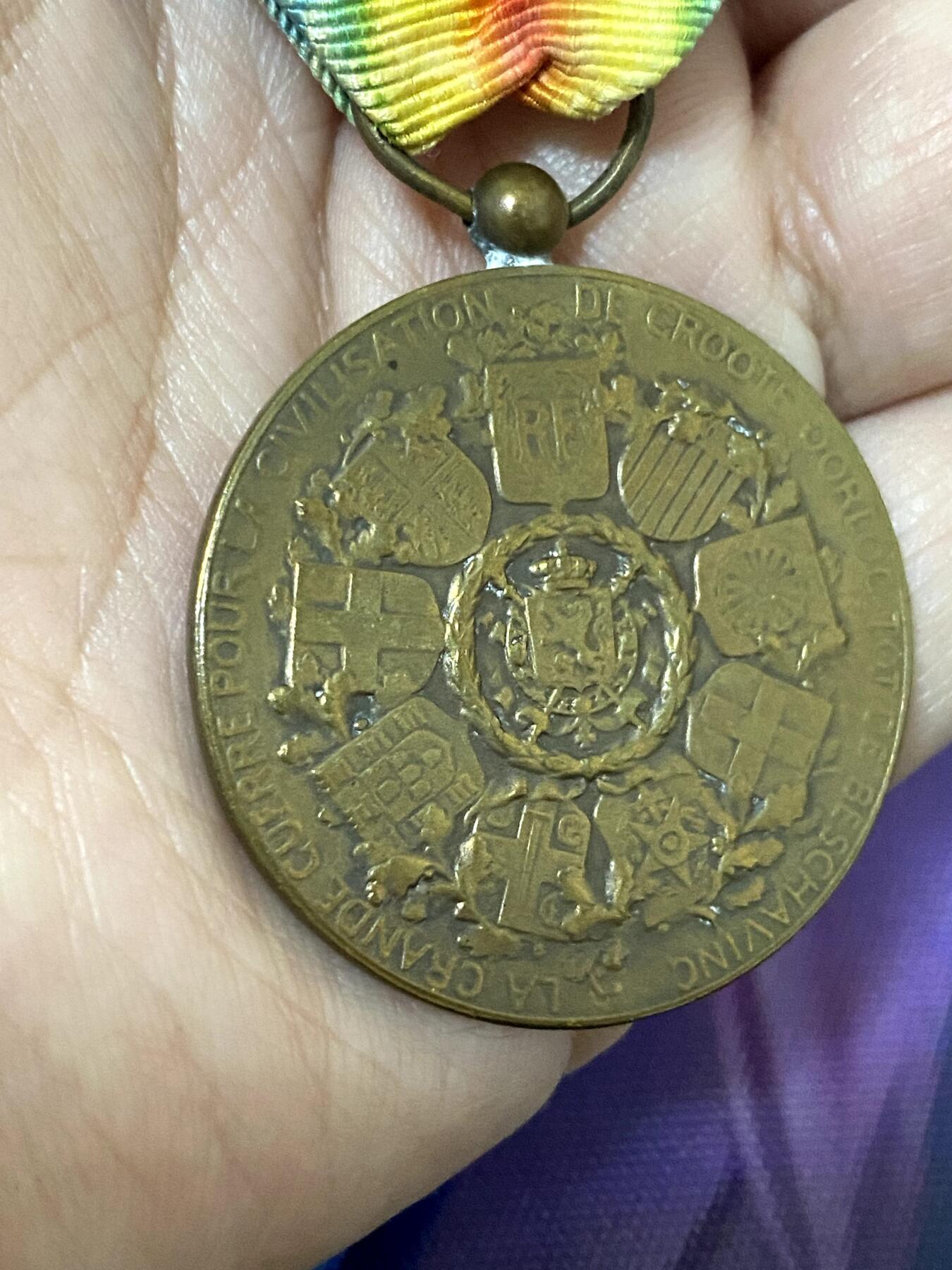 美德苏勋章奖章拍卖 本次各种都有 取消了保留价模式  德因原因只上2-3图 具体的想要的请联系我要完整图。都经过讨论未标明则全部是原品，保真 放心拍。3月4日晚上九点结束在麦稀奇 找不到的加我qq或者微信都是184277308备注苏章拍卖。