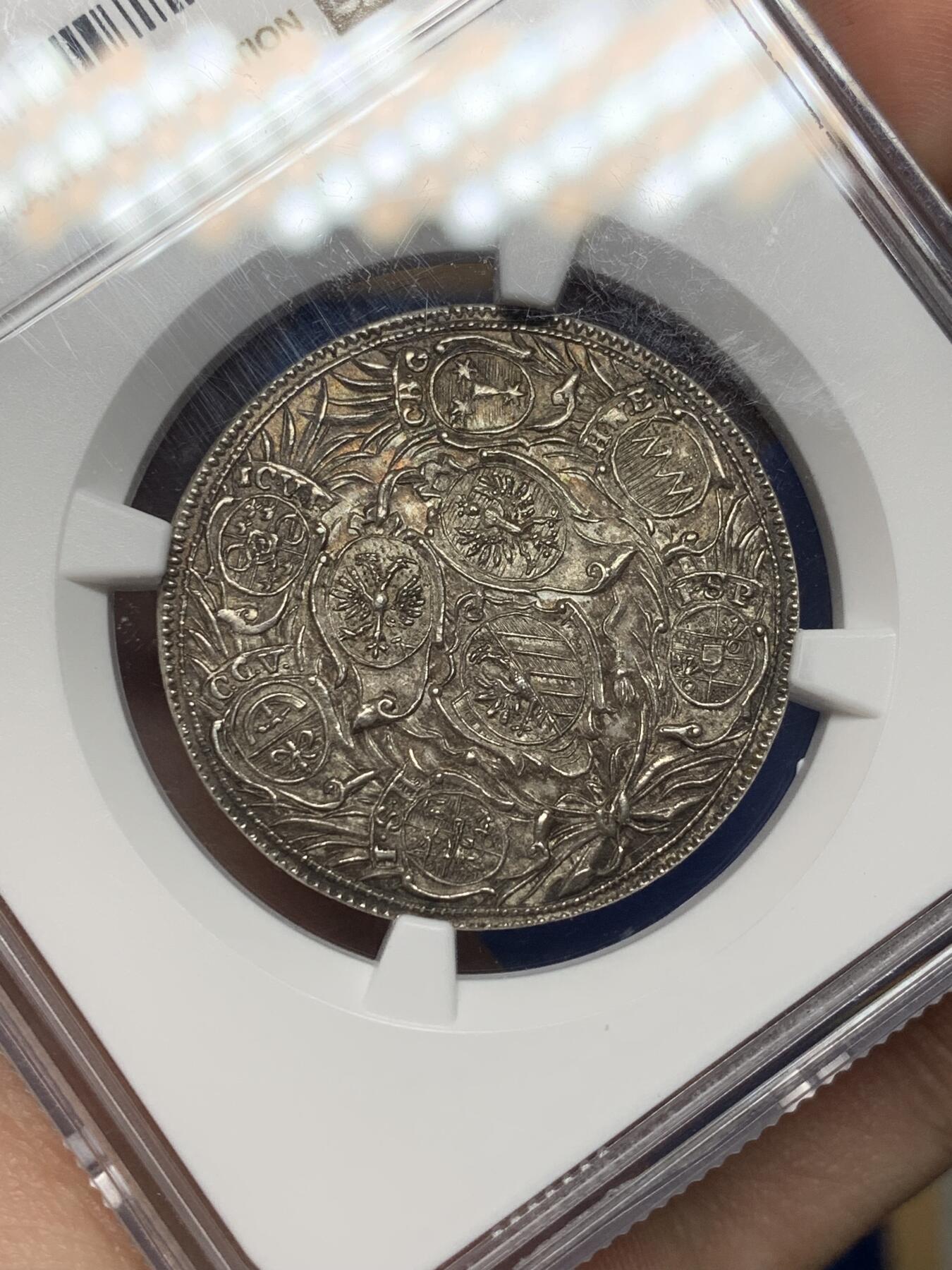 《竞宝斋》第468场 周日，周一 2场连拍 （全场包邮）欢迎送拍 NGC MS64 德国1733年纽伦堡花卉与盾徽银章，非常稀少的早期德系银章，极尽繁复华丽，工艺惊人，盾徽与花草的细节纤毫毕现。在半机制币的时代堪称天花板级别的炫技之作