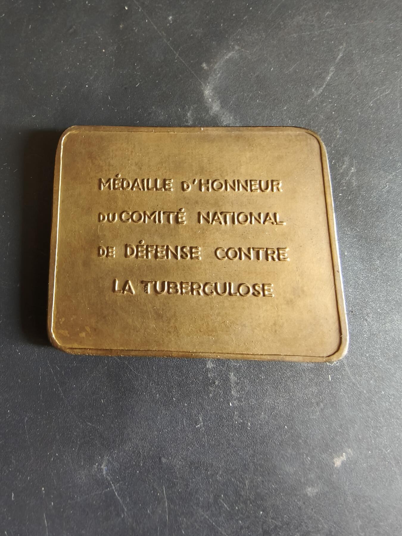 老王徽章第186期 法国对抗结核病委员会方形大铜章     原盒     尺寸55×43mm    重量65.2g