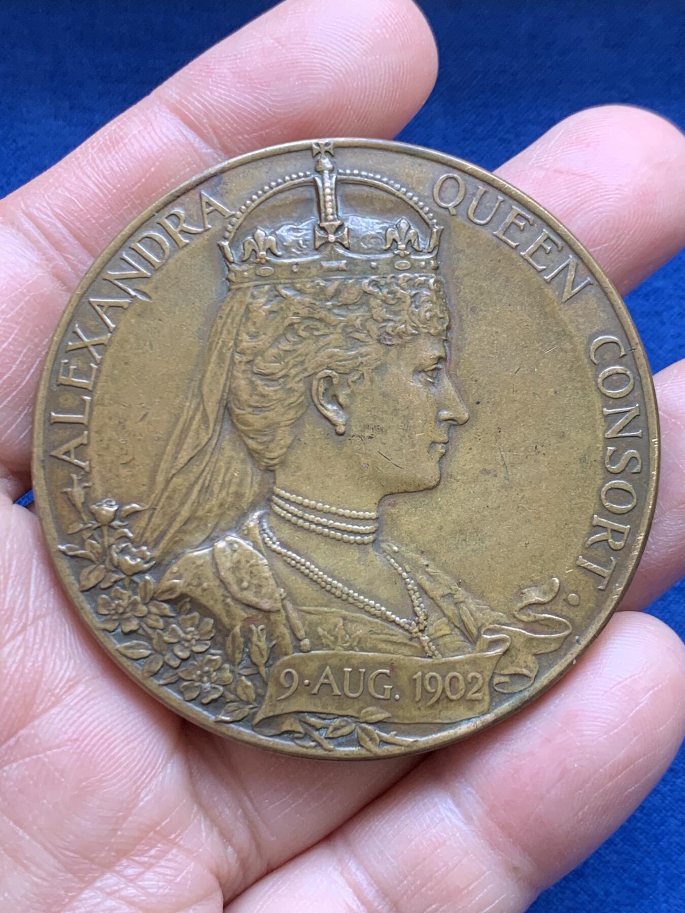 《竞宝斋》第468场 周日，周一 2场连拍 （全场包邮）欢迎送拍 英国1902年爱德华七世和亚历山德拉皇后双面大铜章，纪念爱德华七世加冕，表面温润，品相不错。79克，55.2mm