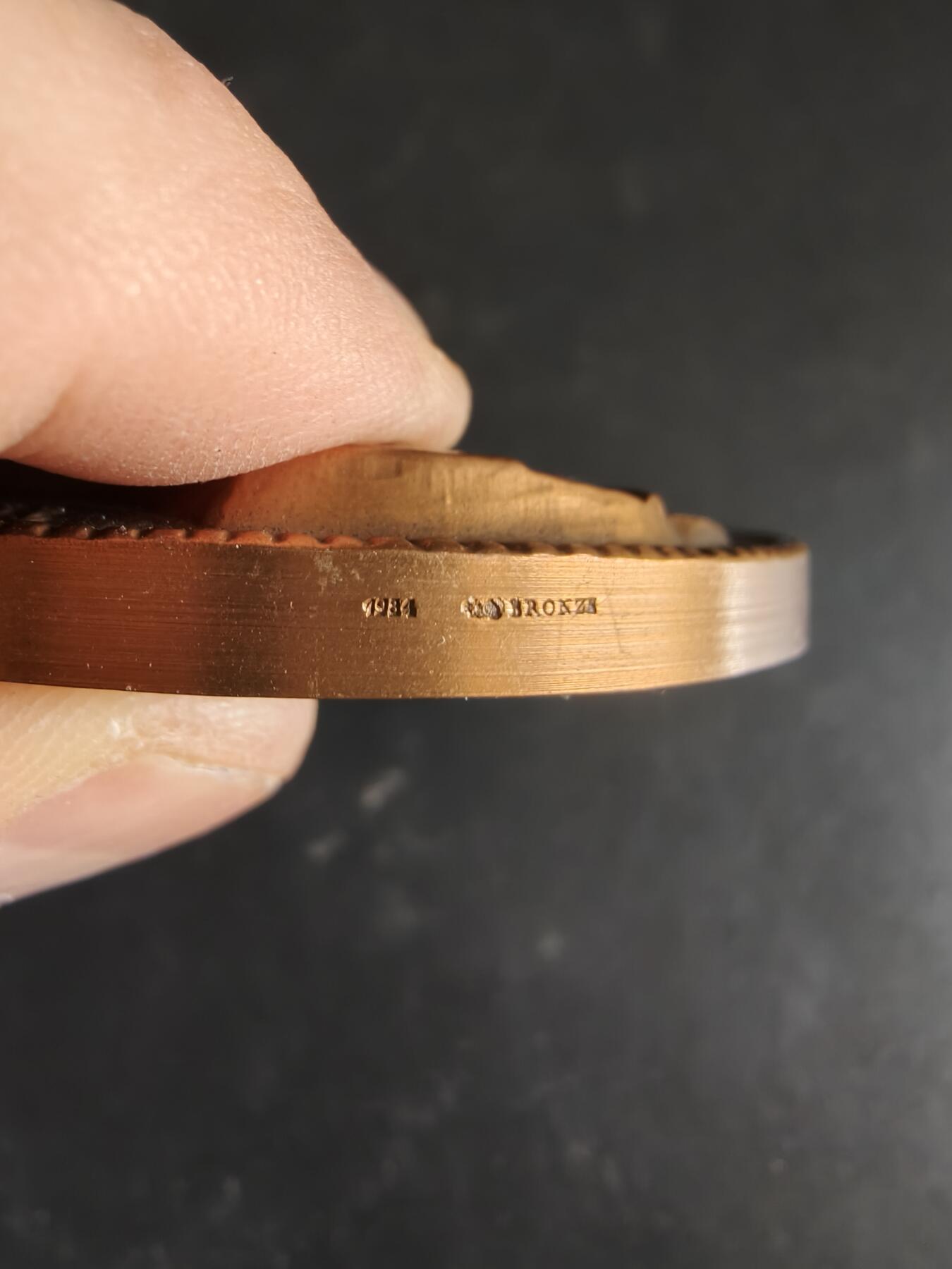 老王徽章第186期 法国战列舰“让·巴尔”号战列舰大铜章     乔治·吉罗作品    正面为法国著名海军将领让·巴尔将军     原盒      直径68mm    重量198.3g     高浮雕