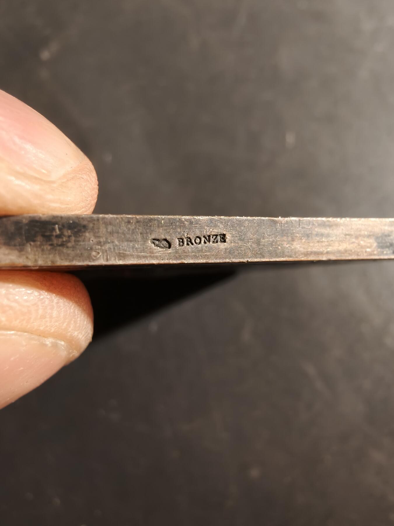 老王徽章第186期 1893年芝加哥国际博览会法国馆镀银方形大铜章    大师罗蒂名作     尺寸50×52mm     重量70.5g