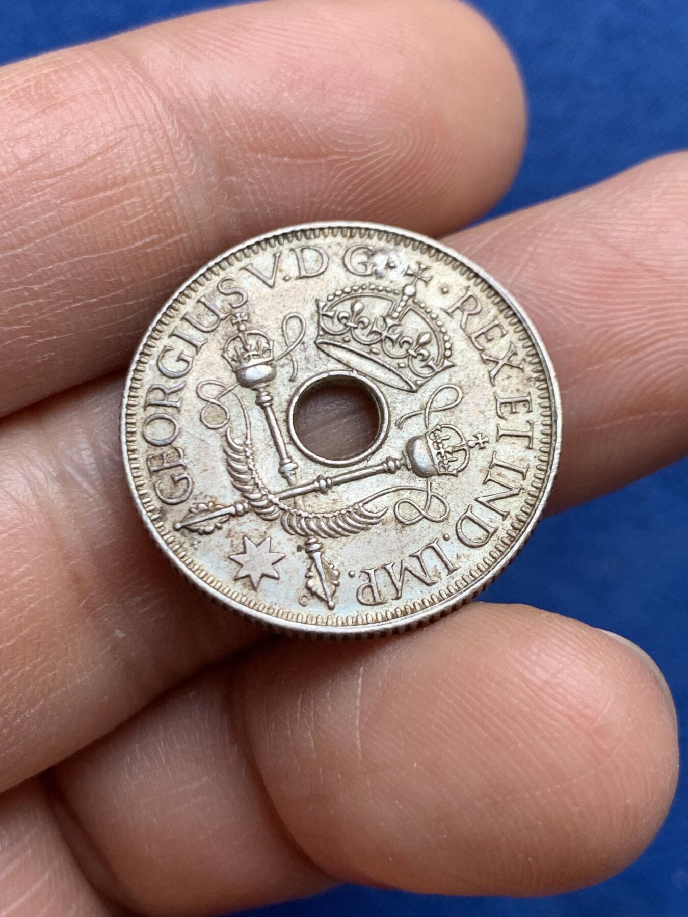 《竞宝斋》第468场 周日，周一 2场连拍 （全场包邮）欢迎送拍 英属新几内亚1935年1先令银币，925银，5.38克，包浆状态不错