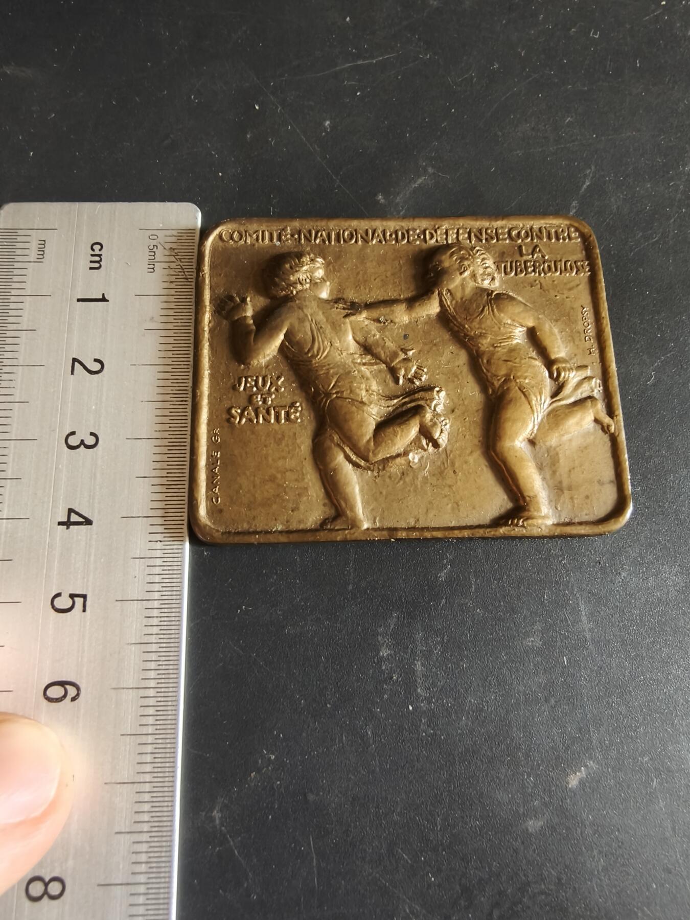 老王徽章第186期 法国对抗结核病委员会方形大铜章     原盒     尺寸55×43mm    重量65.2g