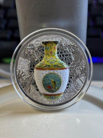 第193期拍卖 - 获奖币纽埃2016年镶嵌清代乾隆微型花瓶精制纪念银币，999银，17.5克，发行999枚