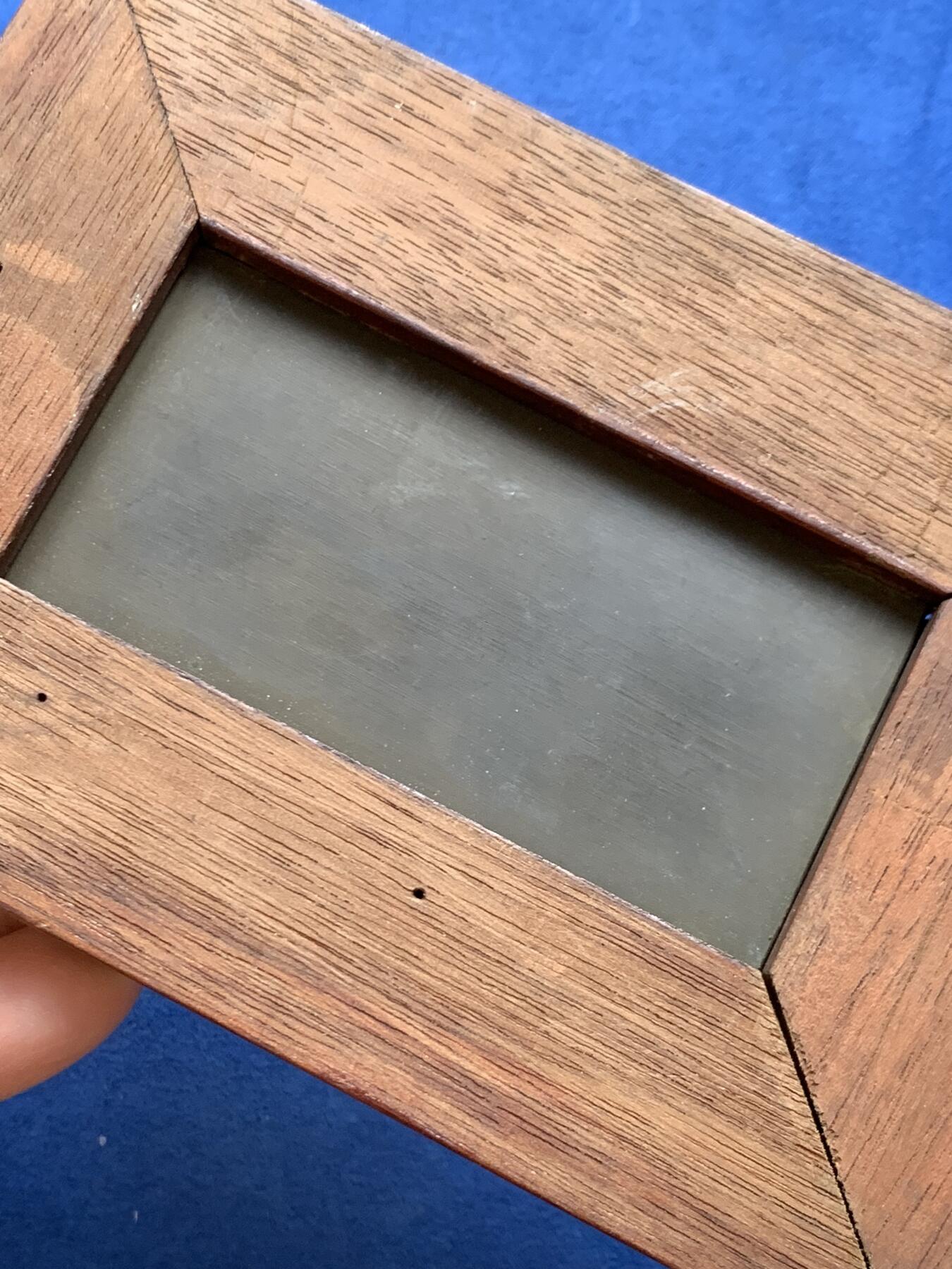 《竞宝斋》第468场 周日，周一 2场连拍 （全场包邮）欢迎送拍 1926年H.德罗普西设计法国国际卧铺车与欧洲大东方快车公司成立五十周年纪念高浮雕铜方章，本章工艺复杂，其中世界地图采用阴刻法，值得收藏。已装裱，可拆卸。总重227.8克，尺寸约104*150mm