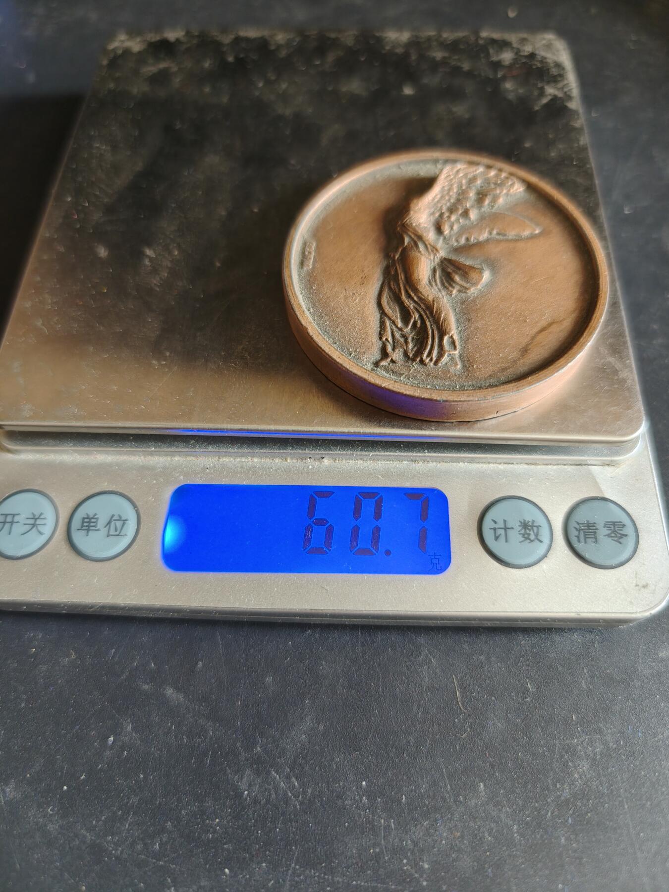 老王徽章第186期 法国诺曼底地区蓬杜伊镇纪念章    原盒     正面为“萨莫色雷斯尼克的胜利女神”     直径50mm    重量60.7g