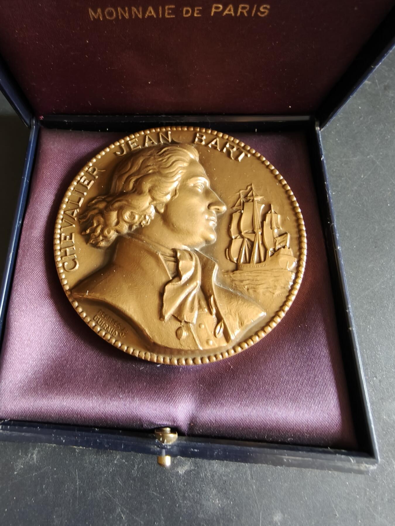 老王徽章第186期 法国战列舰“让·巴尔”号战列舰大铜章     乔治·吉罗作品    正面为法国著名海军将领让·巴尔将军     原盒      直径68mm    重量198.3g     高浮雕