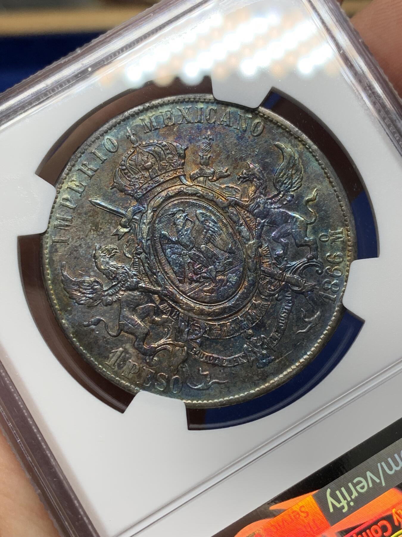 《竞宝斋》第468场 周日，周一 2场连拍 （全场包邮）欢迎送拍 NGC AUD 1866年墨西哥帝国马克西米利安一世 1比索大银币 幽兰色包浆 币面高点具在 流通痕迹轻微 观感不错