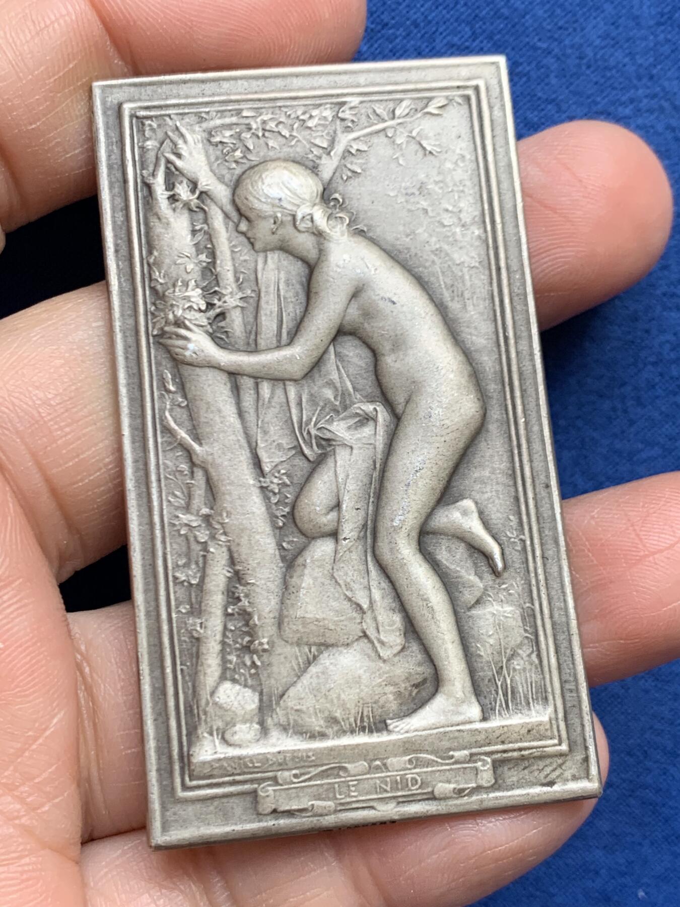 《竞宝斋》第468场 周日，周一 2场连拍 （全场包邮）欢迎送拍 法国 名家丹尼尔·杜普伊作《巢》方型纪念银章 59.5g 66*37.2mm 丰饶角1银边铭 好品