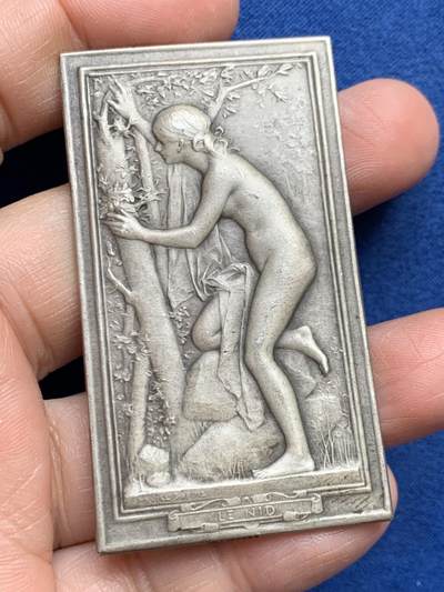 《竞宝斋》第468场 周日，周一 2场连拍 （全场包邮）欢迎送拍 - 法国 名家丹尼尔·杜普伊作《巢》方型纪念银章 59.5g 66*37.2mm 丰饶角1银边铭 好品