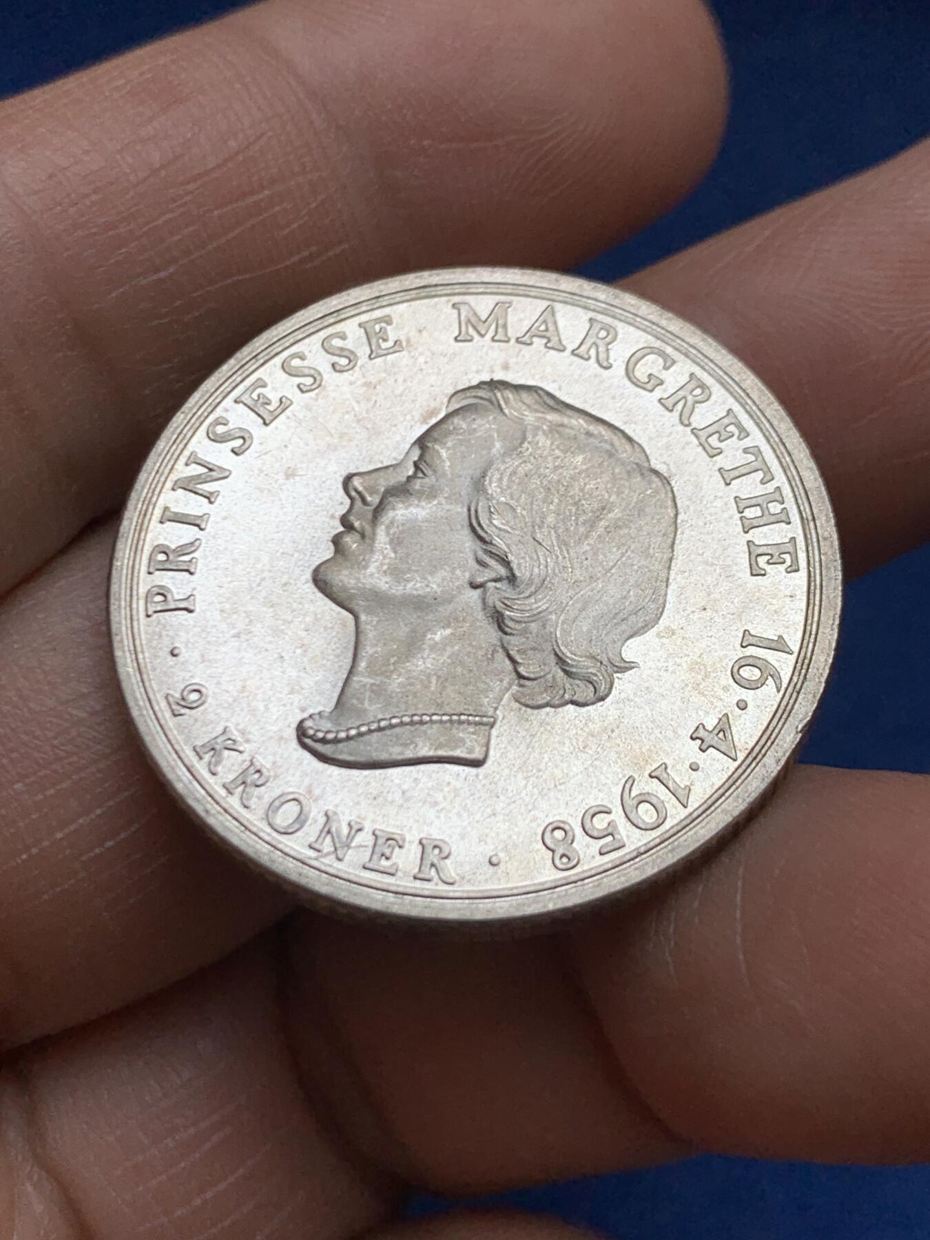 《竞宝斋》第468场 周日，周一 2场连拍 （全场包邮）欢迎送拍 丹麦1958年弗雷德里克九世-玛格丽特公主双面人像2克朗银币 800银 重约15克