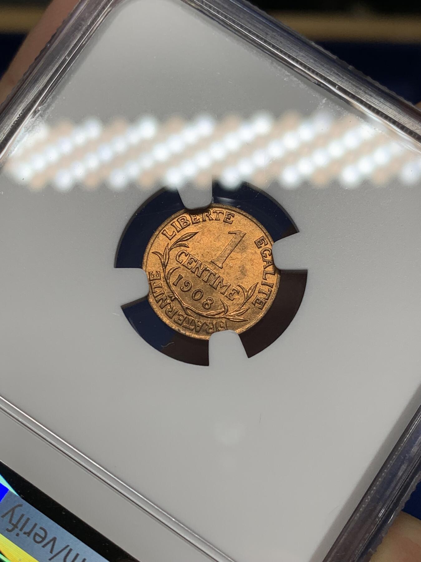 《竞宝斋》第468场 周日，周一 2场连拍 （全场包邮）欢迎送拍 NGC MS65RB 法国1908年玛丽安娜头像1生丁铜币，来自拍行的小批量库存，百年来未留下丝毫被岁月侵蚀的痕迹，分数也大有低估。