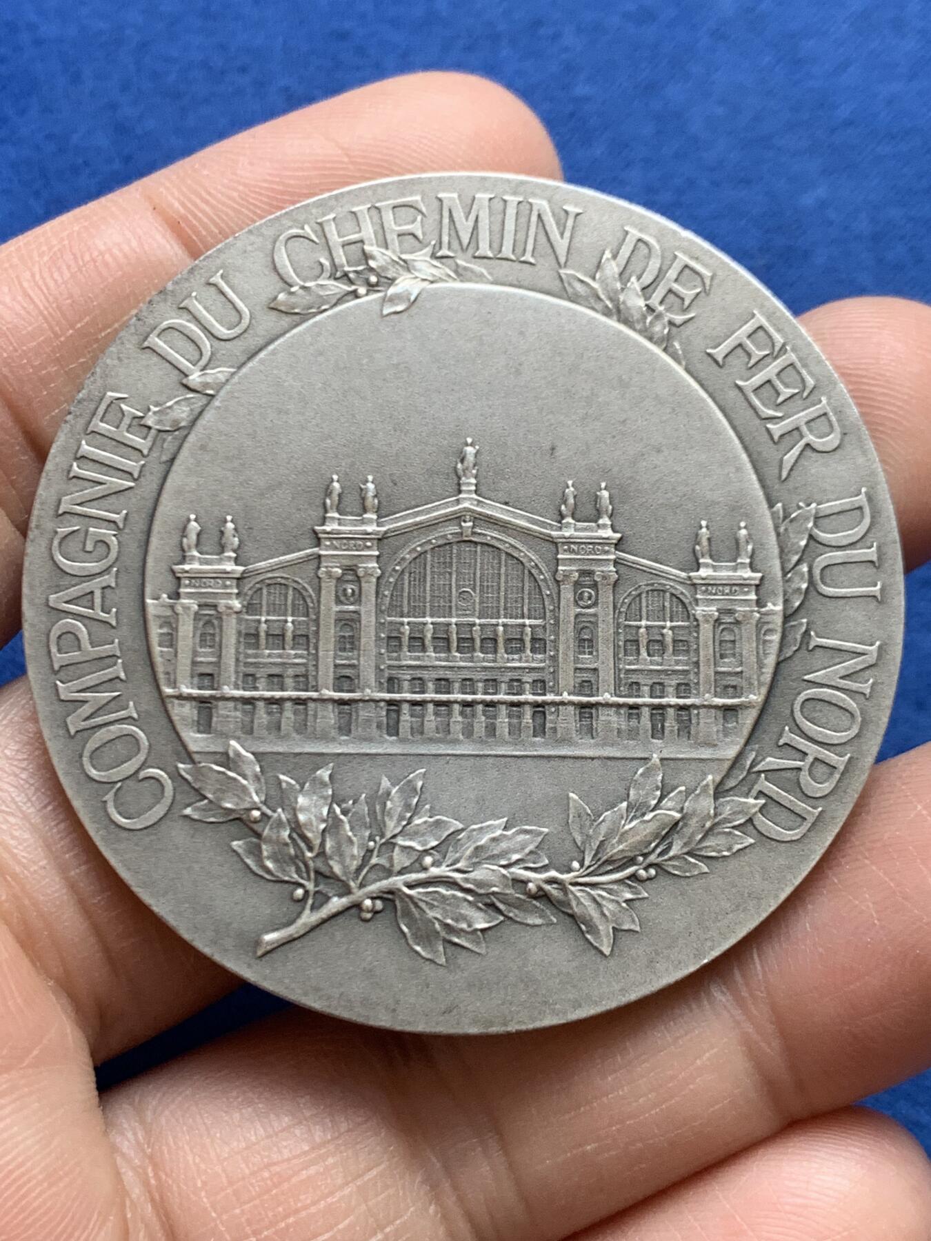 《竞宝斋》第468场 周日，周一 2场连拍 （全场包邮）欢迎送拍 法国北方铁路公司大银章 62克 49.6mm 丰饶角2银标 带盒